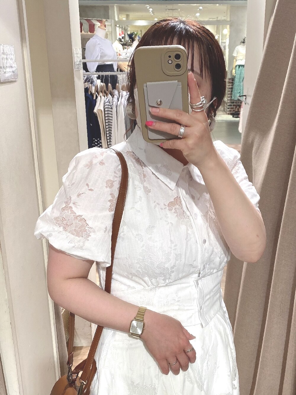 ホワイト系のスカート、ホワイト系のシャツ/ブラウス、ブラック系のサンダルを着用したレディースの春コーディネートの2枚目の写真