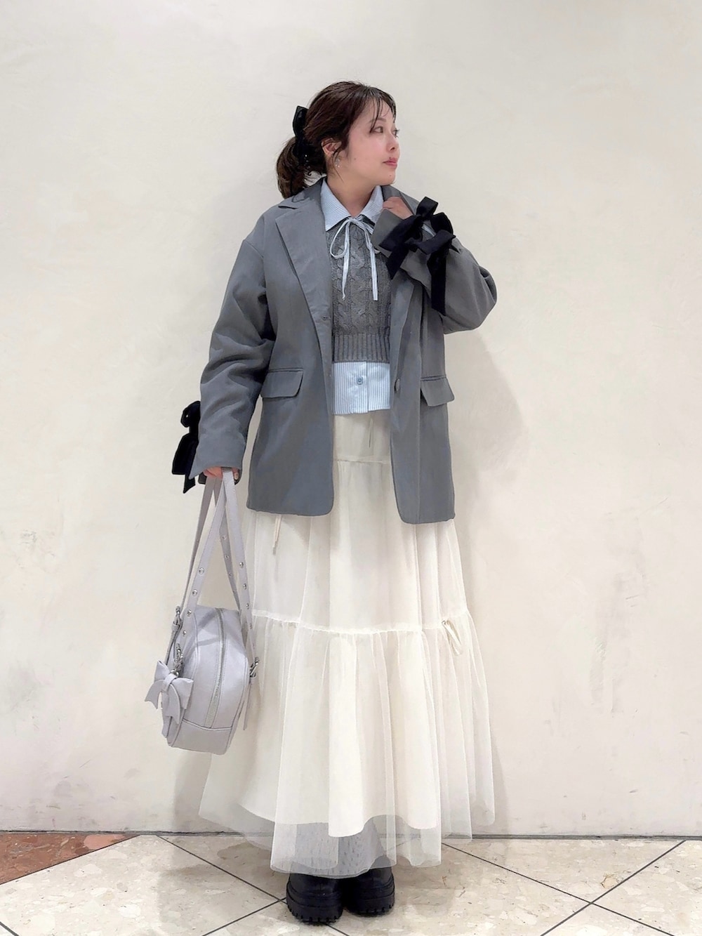 グレー系のその他アウター、グレー系のシャツ/ブラウス、ホワイト系のスカートを着用したレディースの冬コーディネートの2枚目の写真