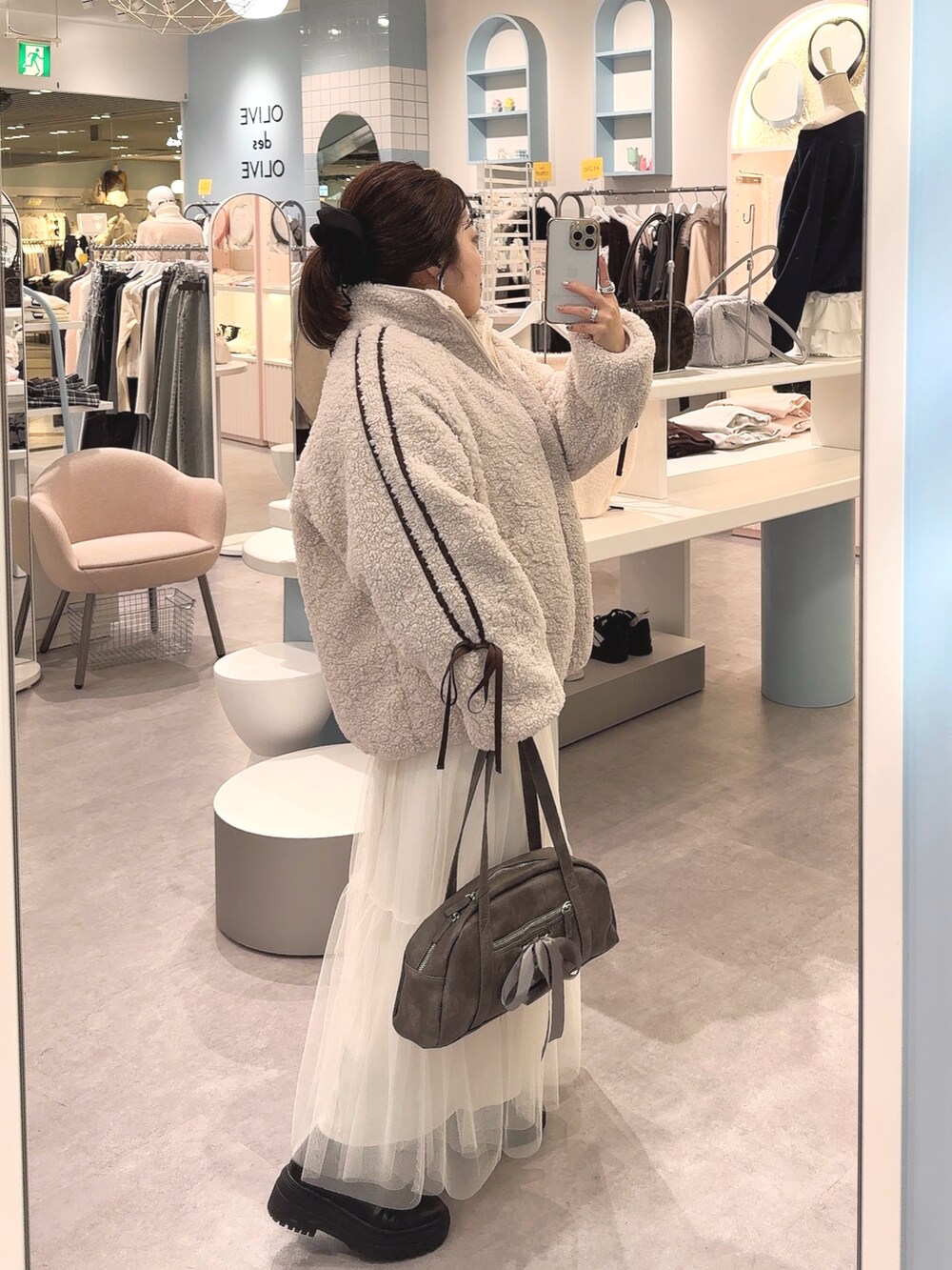 ベージュ系のブルゾン、ホワイト系のスカート、グレー系のショルダーバッグを着用したレディースの冬コーディネートの2枚目の写真