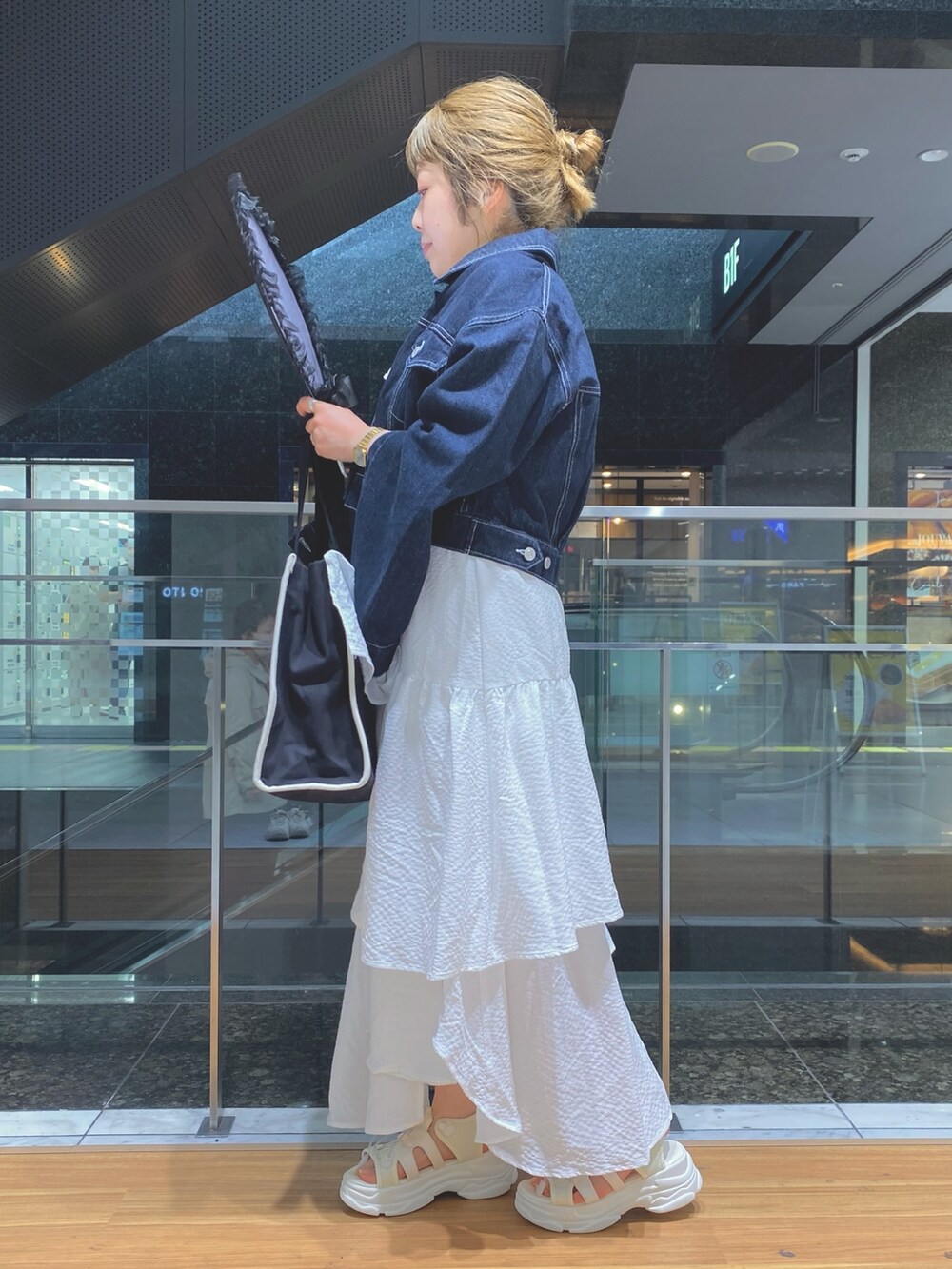 ホワイト系のスカート、ホワイト系のTシャツ/カットソー、ブルー系のデニムジャケットを着用したレディースの春コーディネートの4枚目の写真