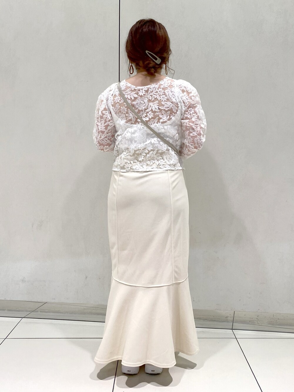 ベージュ系のショルダーバッグ、ホワイト系のシャツ/ブラウス、ホワイト系のスカートを着用したレディースの春コーディネートの3枚目の写真