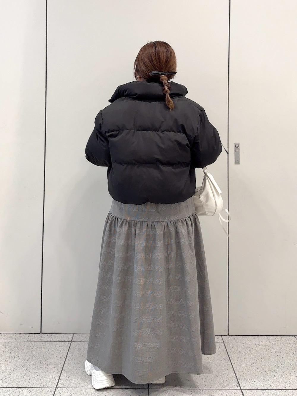 ブラック系のダウンジャケット/コート、その他のワンピース、ホワイト系のショルダーバッグを着用したレディースの秋コーディネートの4枚目の写真