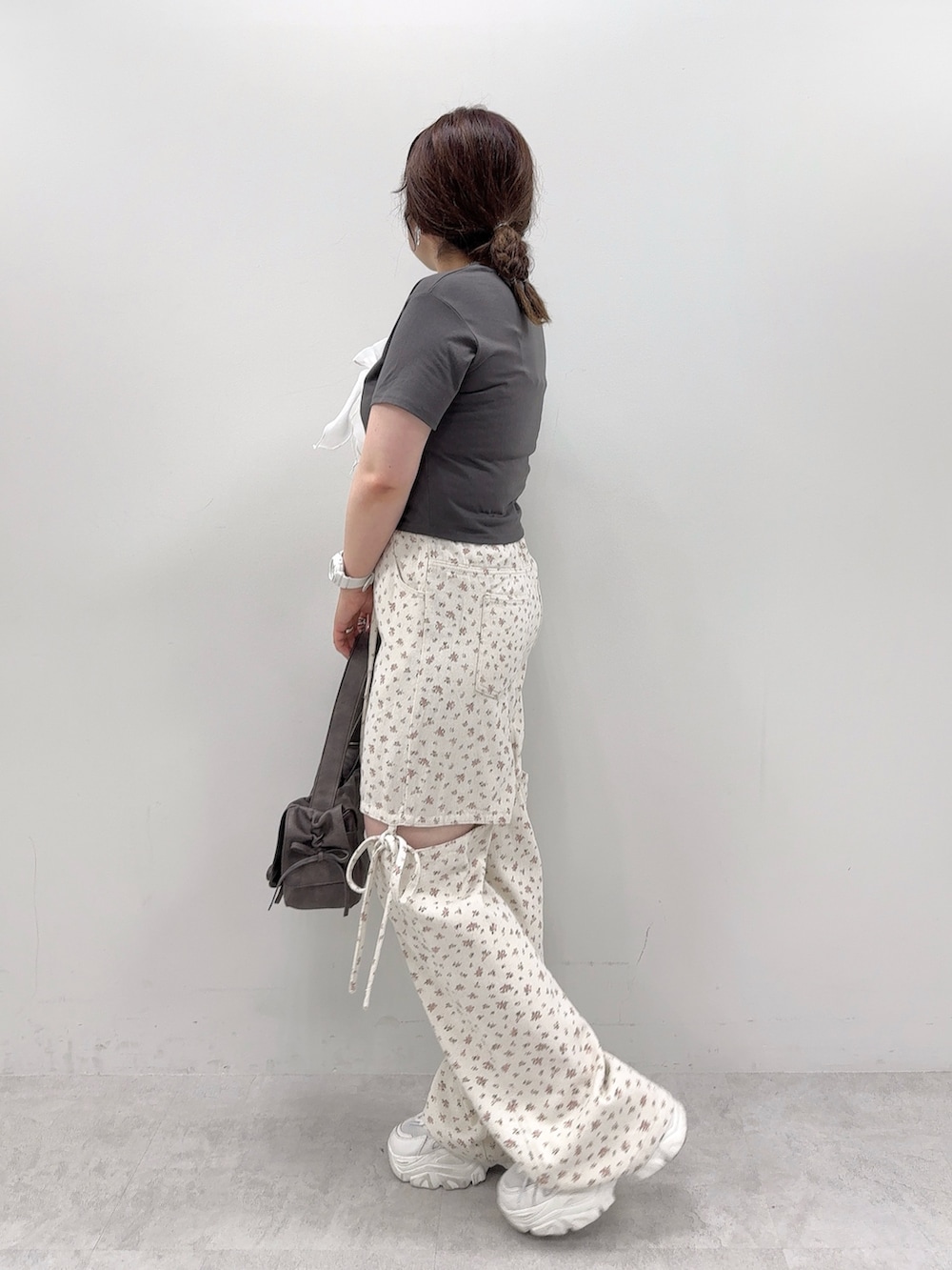 グレー系のTシャツ/カットソー、その他のその他パンツ、ブラック系のショルダーバッグを着用したレディースの夏コーディネートの2枚目の写真