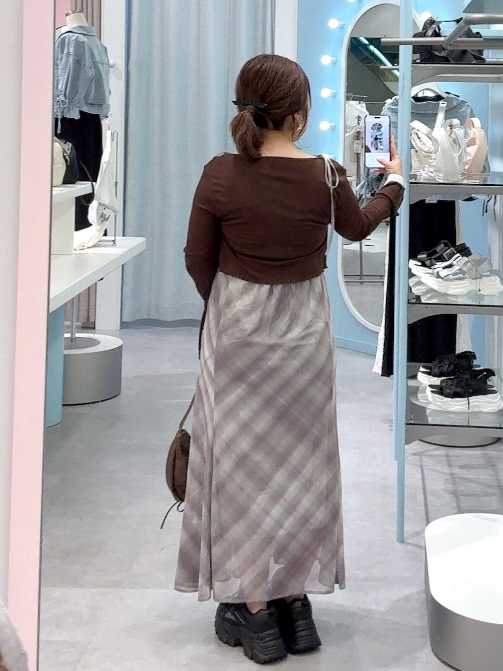 ブラウン系のワンピース、ブラウン系のアンサンブル、ブラウン系のショルダーバッグを着用したレディースの夏コーディネートの3枚目の写真