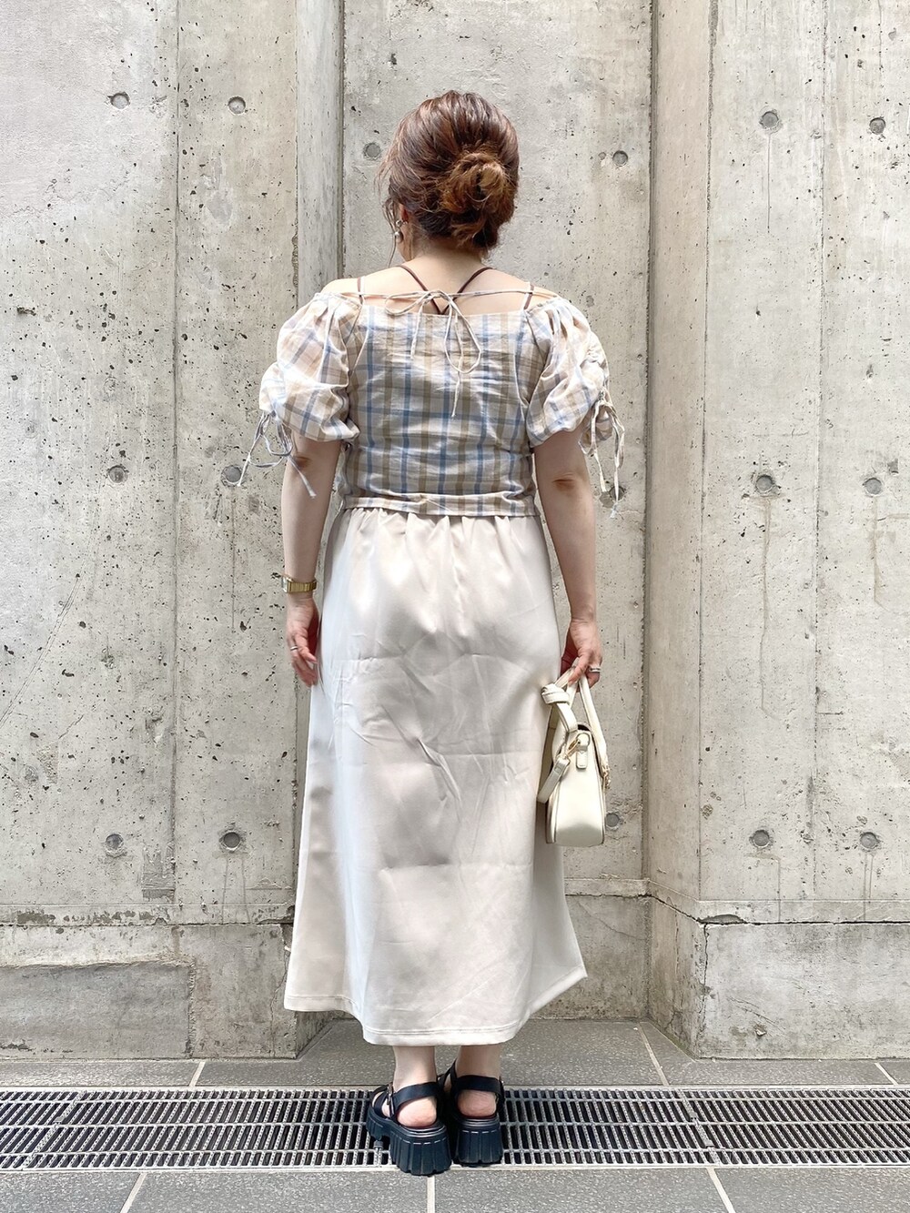 ベージュ系のシャツ/ブラウス、ホワイト系のショルダーバッグ、ベージュ系のスカートを着用したレディースの夏コーディネートの3枚目の写真
