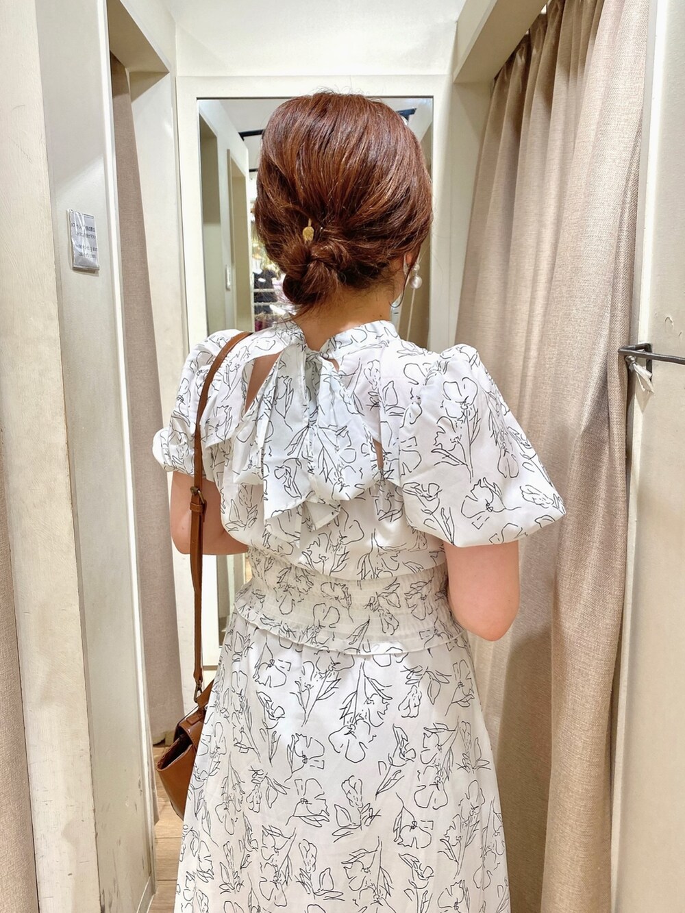 ホワイト系のワンピース、ブラック系のサンダル、イエロー系のショルダーバッグを着用したレディースの春コーディネートの3枚目の写真