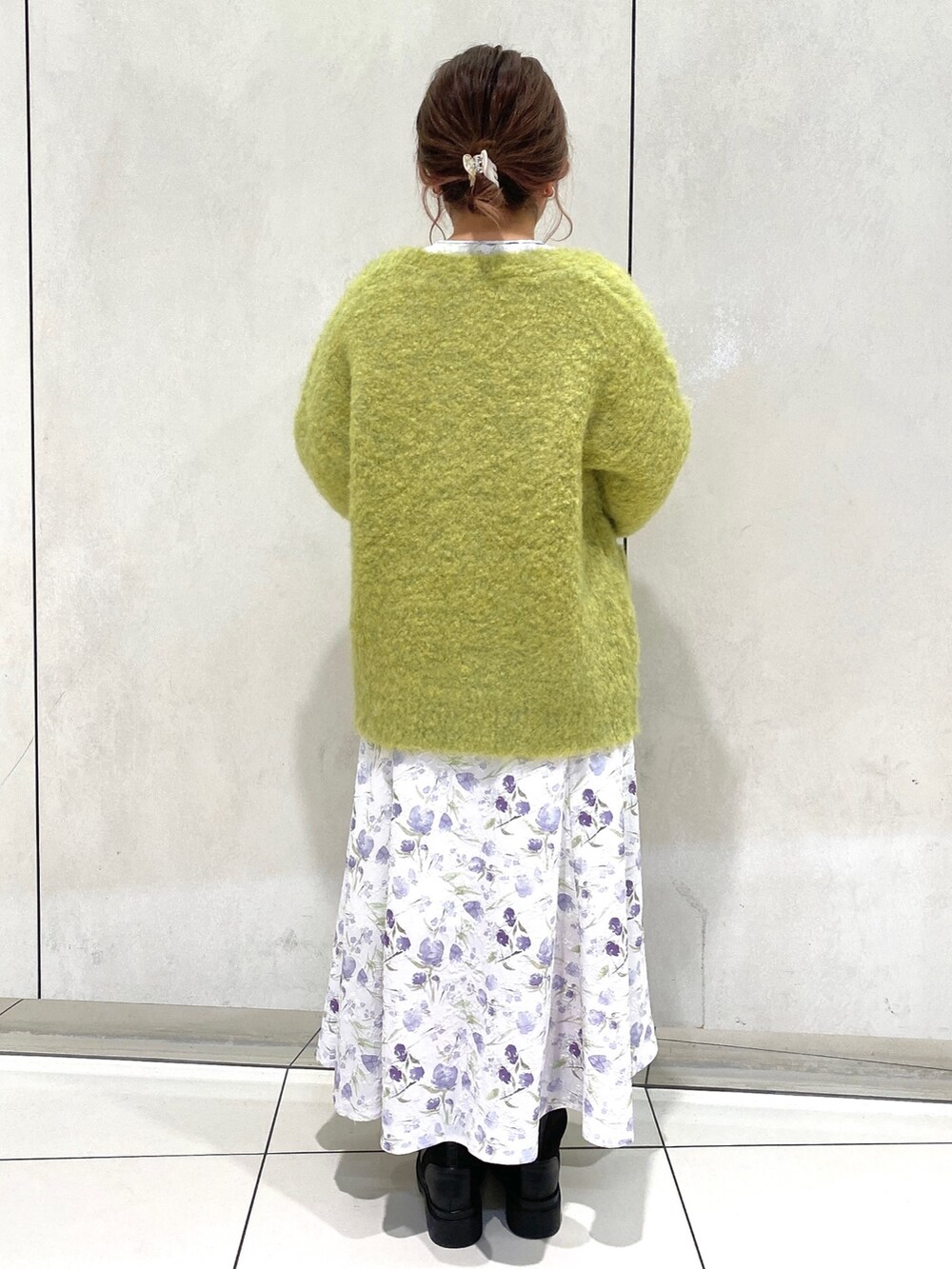 ホワイト系のワンピース、ブラック系のブーツ、ブラック系のショルダーバッグを着用したレディースの冬コーディネートの3枚目の写真