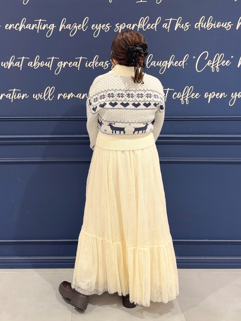 ホワイト系のカーディガン/ボレロ、ホワイト系のスカート、ブラウン系のブーツを着用したレディースの秋コーディネートの4枚目の写真