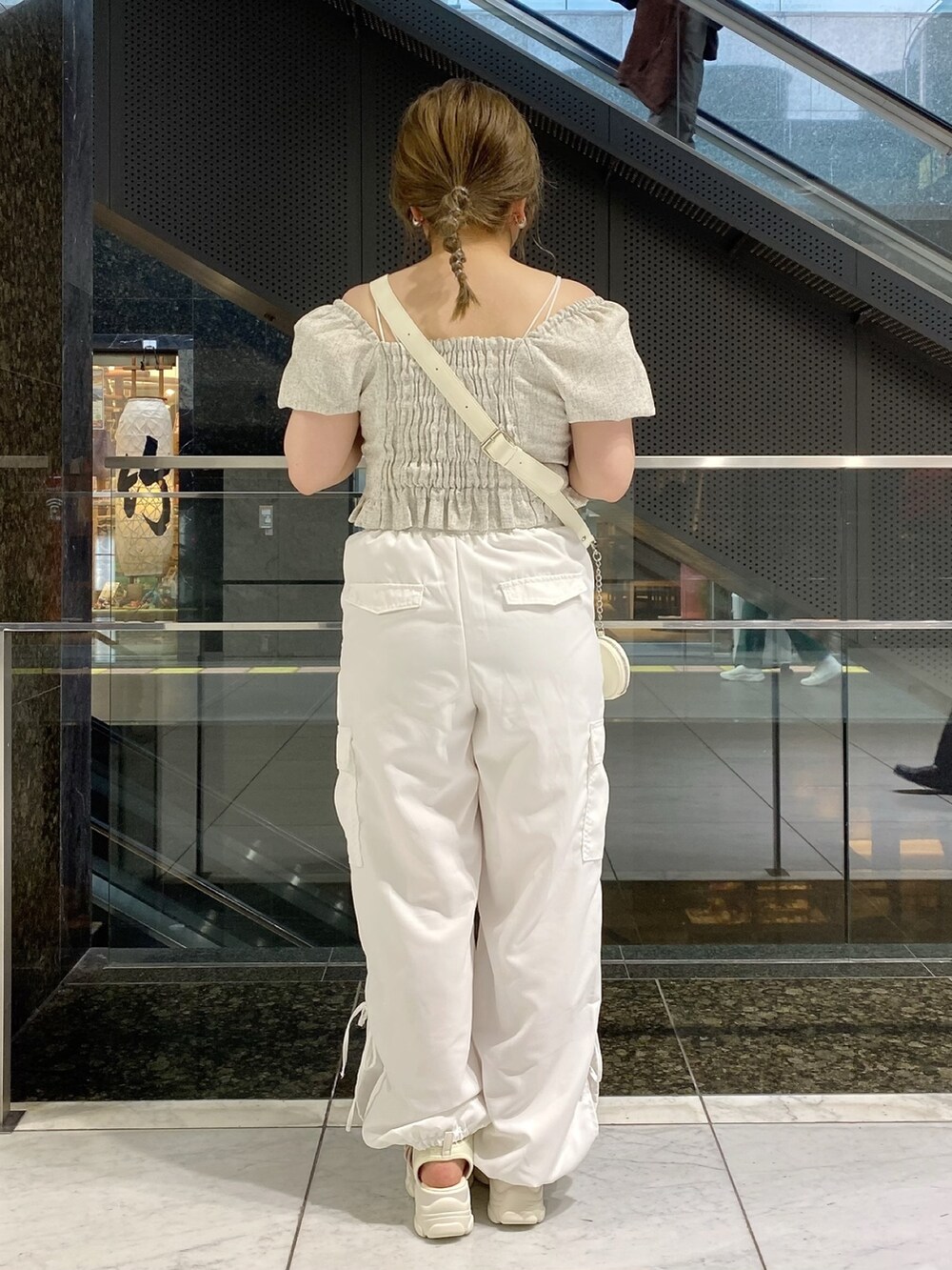 ホワイト系のシャツ/ブラウス、ホワイト系のカーゴパンツ、ホワイト系のサンダルを着用したレディースの春コーディネートの4枚目の写真