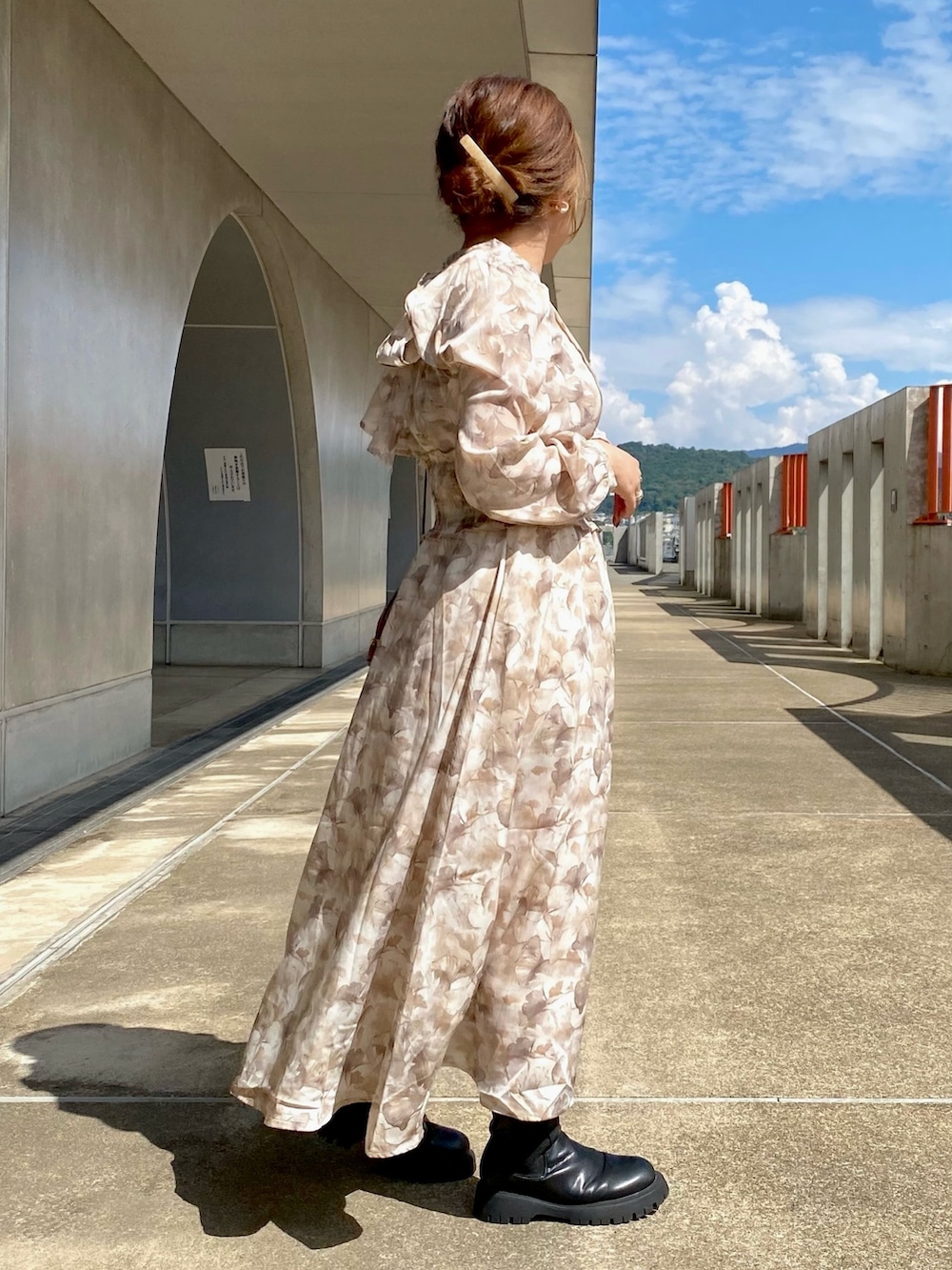 ブラウン系のワンピース、ブラック系のブーツ、イエロー系のショルダーバッグを着用したレディースの秋コーディネートの2枚目の写真