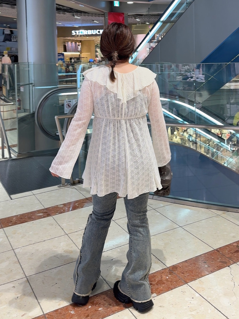 ホワイト系のその他トップス、ブルー系のその他パンツ、ブラック系のショルダーバッグを着用したレディースの夏コーディネートの3枚目の写真