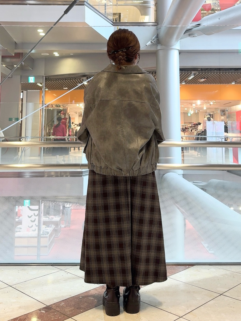 グレー系のブルゾン、その他のワンピース、ブラウン系のショルダーバッグを着用したレディースの秋コーディネートの3枚目の写真