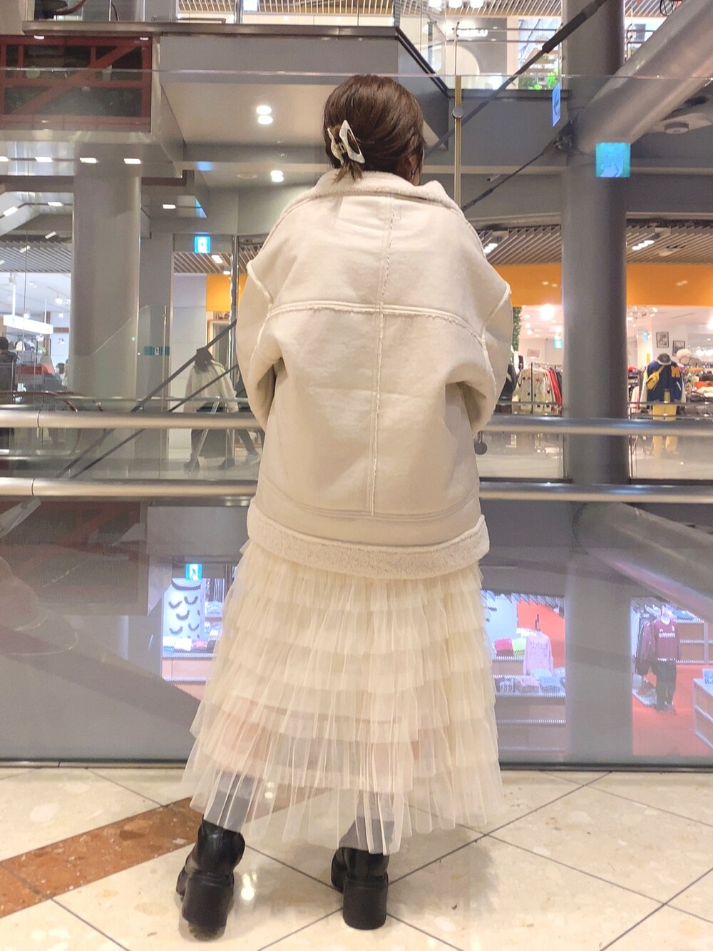 ホワイト系のムートンコート、その他のトートバッグ、ホワイト系のスカートを着用したレディースの秋コーディネートの4枚目の写真