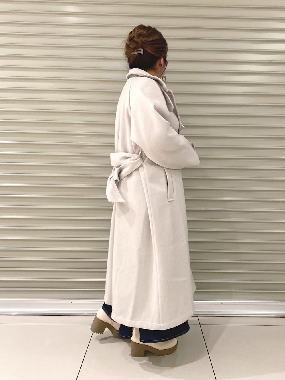 ホワイト系のシャツ/ブラウス、ブルー系のスカート、ホワイト系のブーツを着用したレディースの冬コーディネートの2枚目の写真