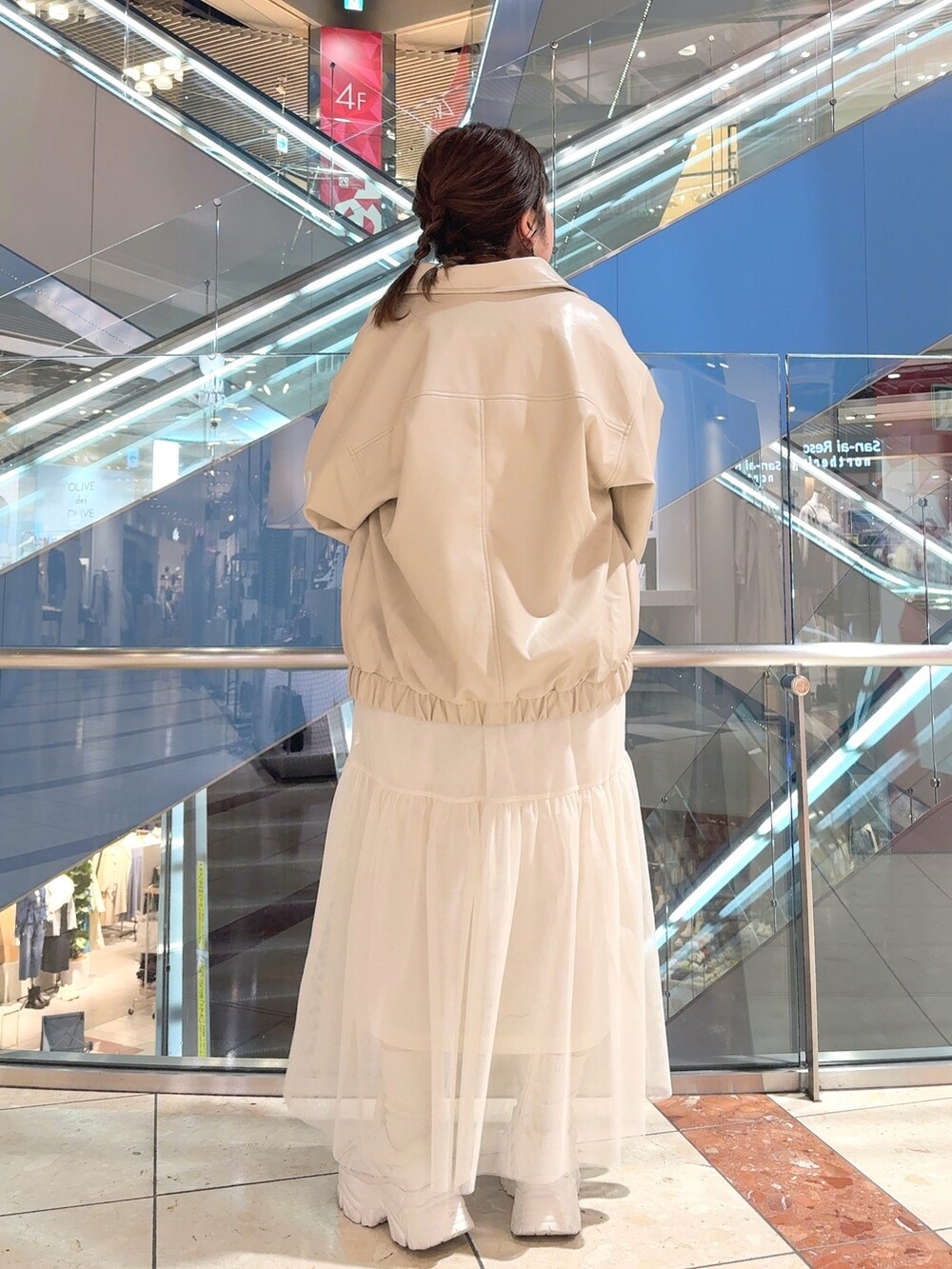 ホワイト系のブルゾン、ブルー系のワンピース、ホワイト系のトートバッグを着用したレディースの冬コーディネートの4枚目の写真