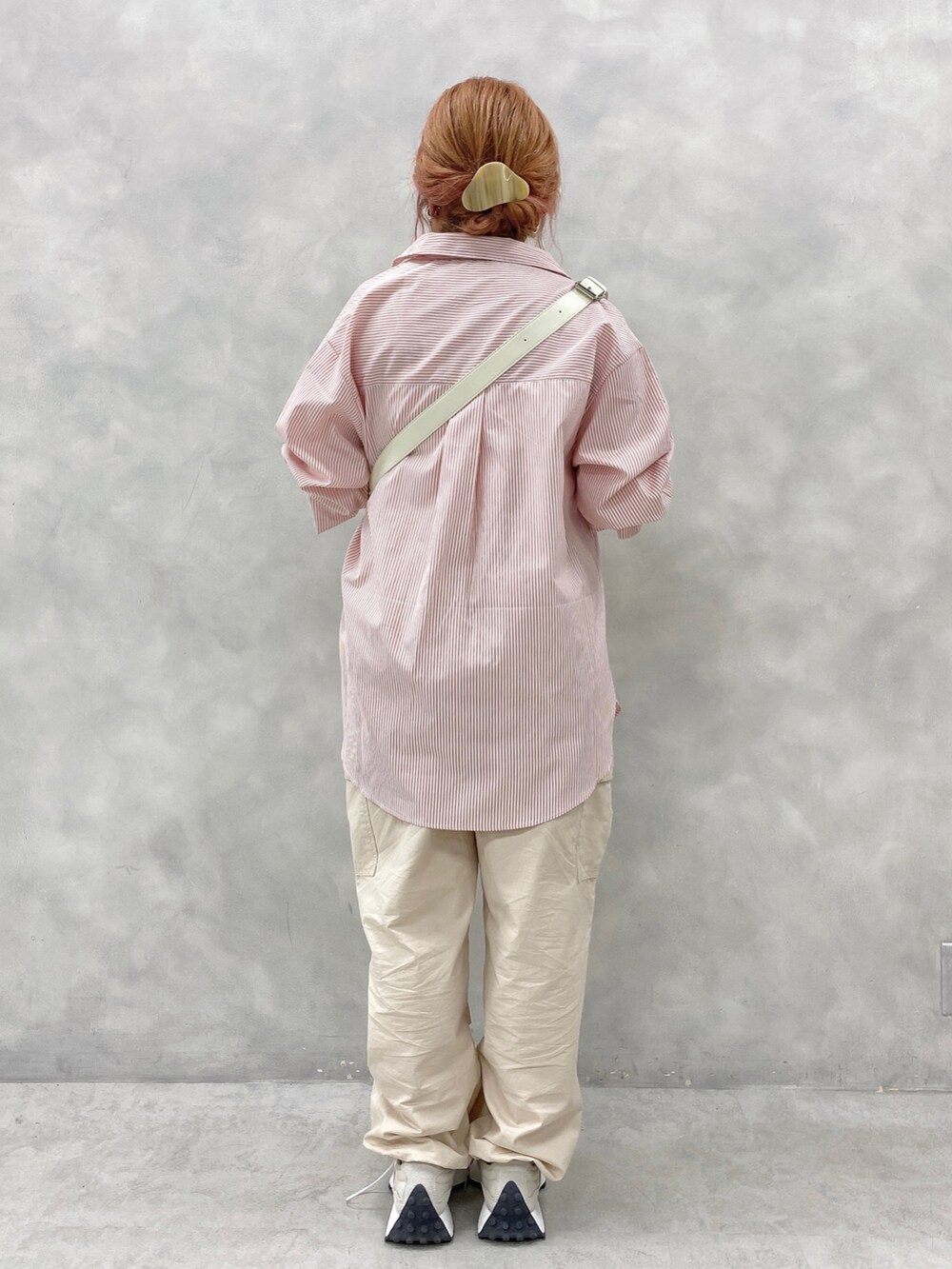 ピンク系のシャツ/ブラウス、ホワイト系のカーゴパンツ、ホワイト系のスニーカーを着用したレディースの春コーディネートの3枚目の写真