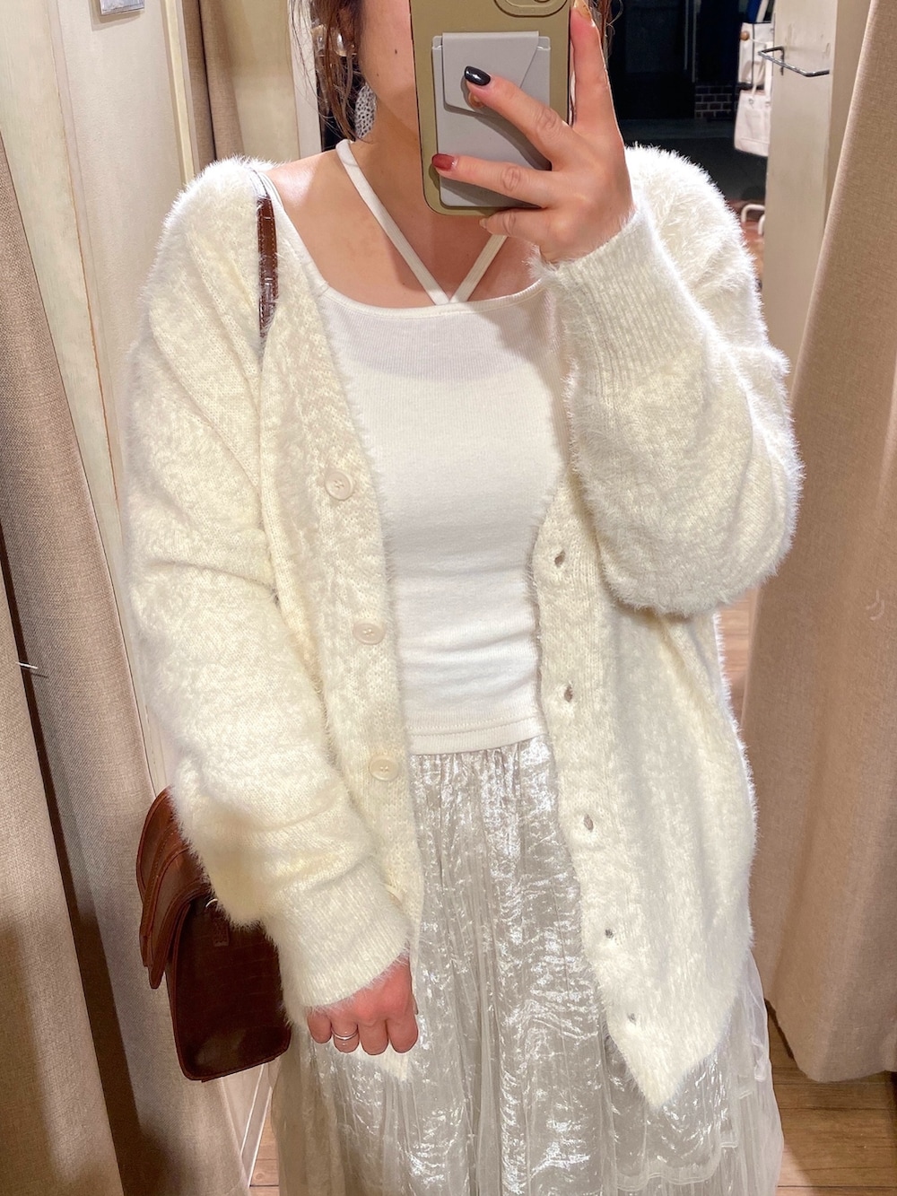 ホワイト系のカーディガン/ボレロ、ホワイト系のTシャツ/カットソー、ホワイト系のスカートを着用したレディースの秋コーディネートの3枚目の写真