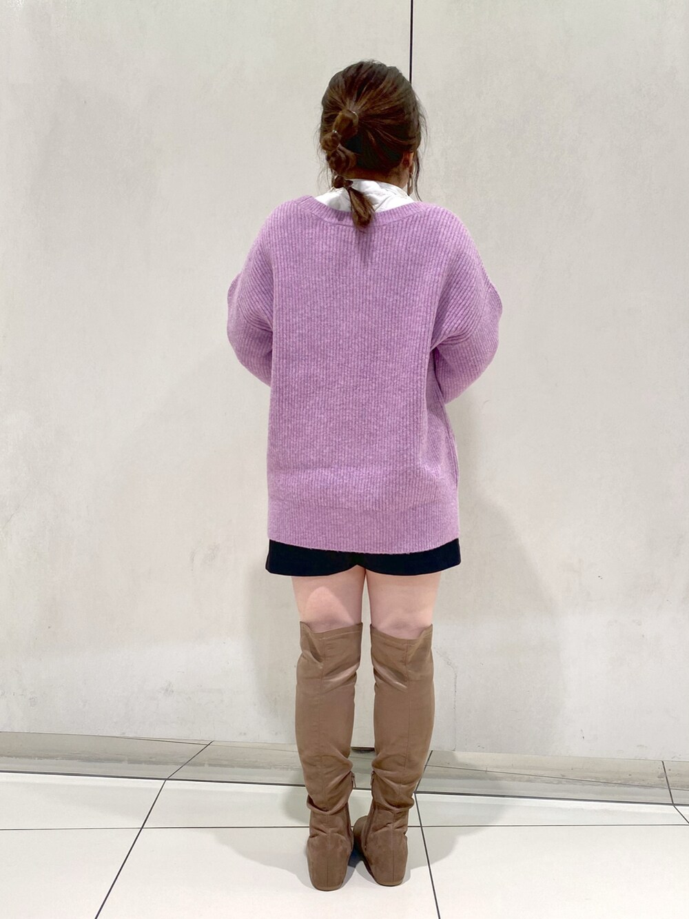 パープル系のカーディガン/ボレロ、ブラック系のショルダーバッグ、ブラック系のその他パンツを着用したレディースの冬コーディネートの3枚目の写真