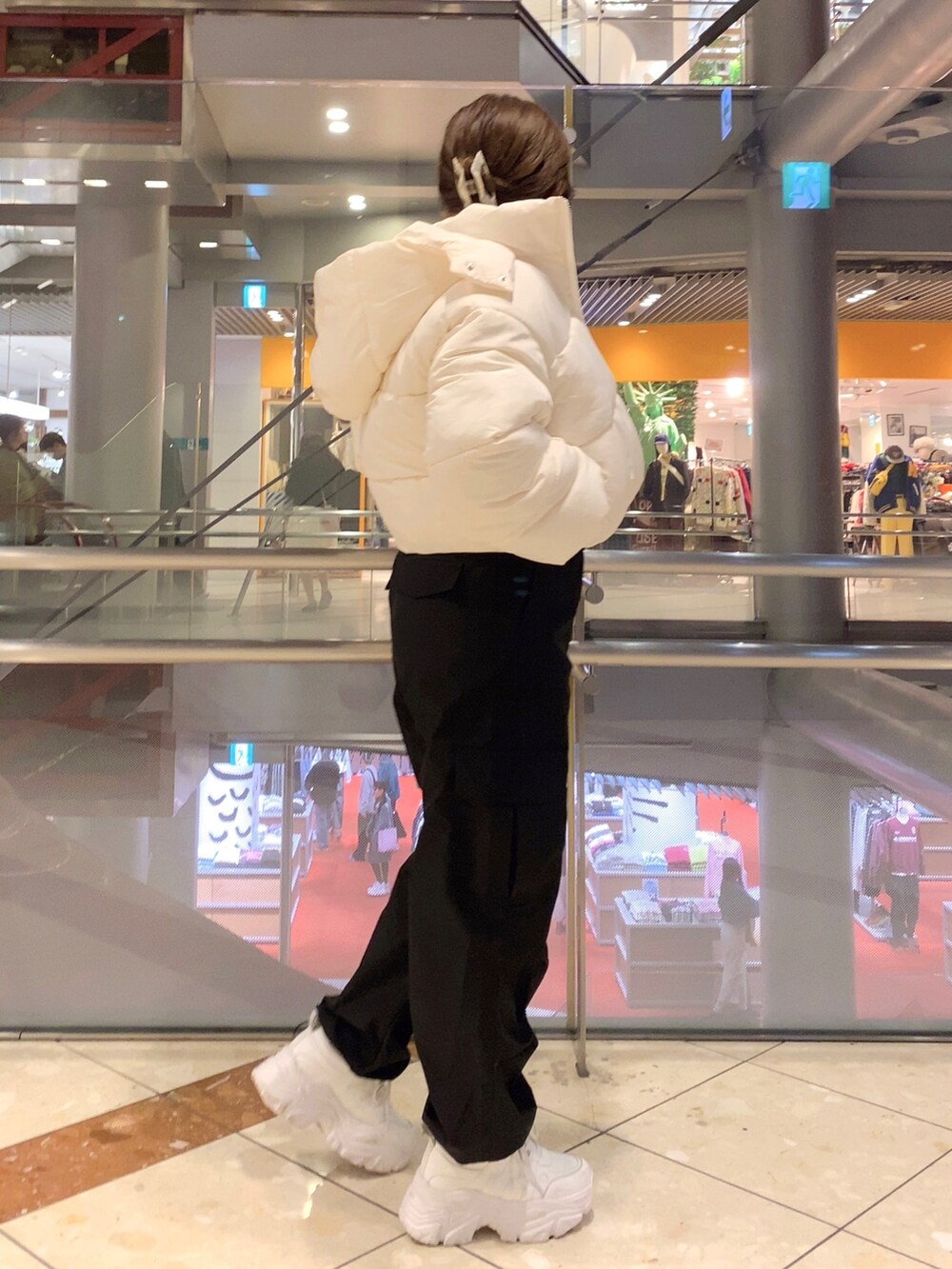 ホワイト系のスニーカー、その他の福袋/福箱を着用したレディースの秋コーディネートの2枚目の写真