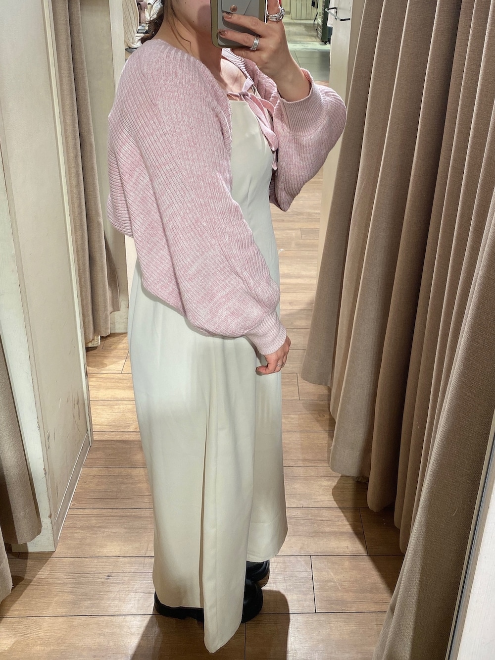 ベージュ系のワンピース、ブラック系のブーツ、ピンク系のその他雑貨を着用したレディースの冬コーディネートの3枚目の写真