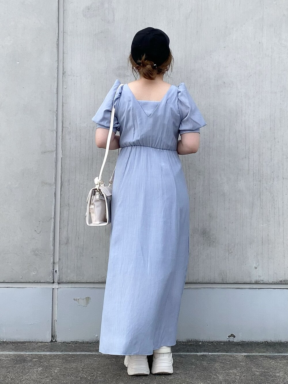ブルー系のワンピース、ホワイト系のショルダーバッグを着用したレディースの夏コーディネートの3枚目の写真