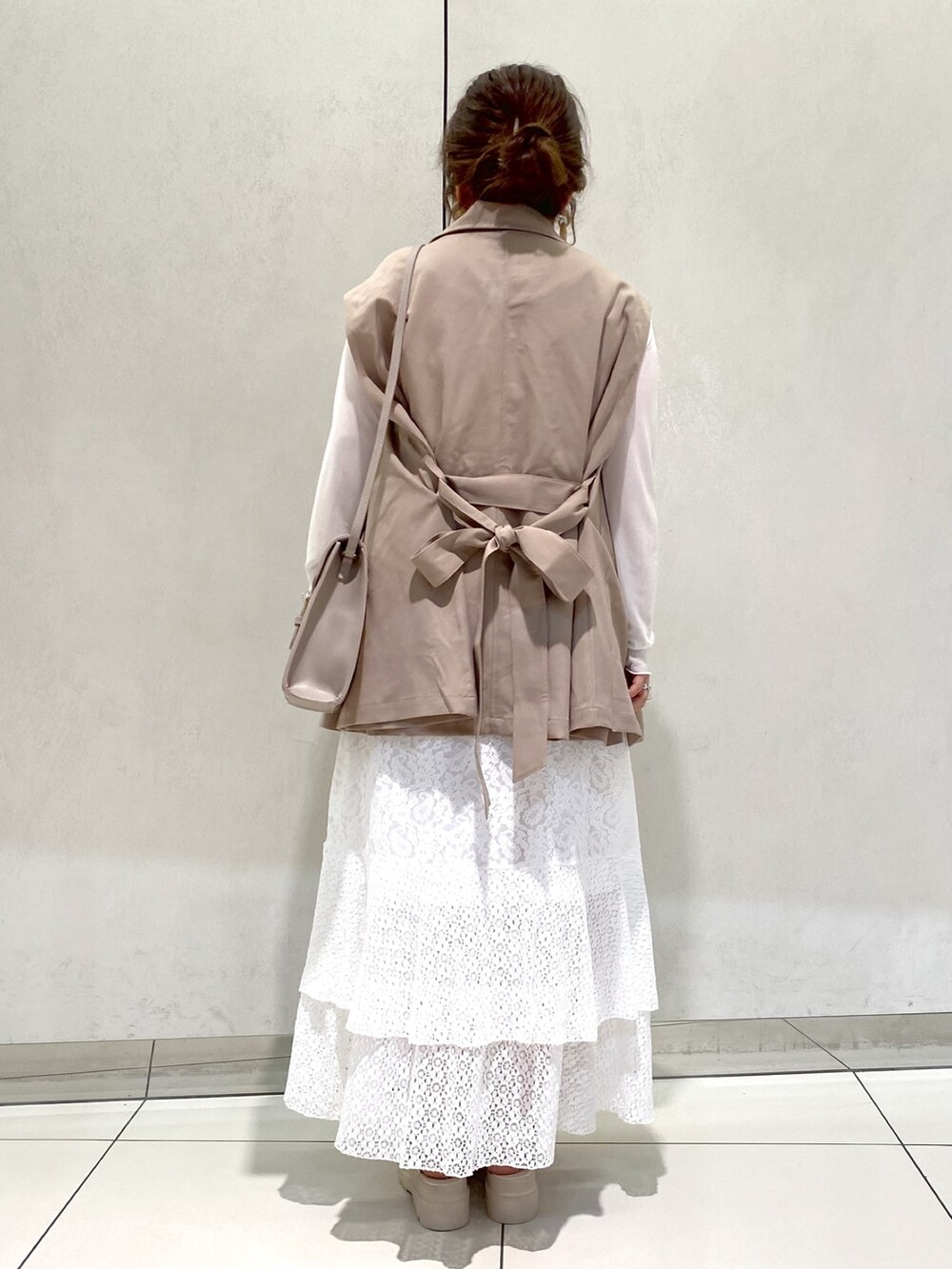 「OLIVE des OLIVE、オリーブ デ オリーブ(OLIVE des OLIVE)、淡色コーデ、ジレ、着回しコーデ、春コーデ、低身長女子、低身長、シアートップス、レーススカート、グルカサンダル、ショルダーバッグ、レース、レイヤードスタイル、オトナカジュアル」｜「OLIVE des OLIVEのマルチwayポンチョトレンチコート/春アウター（トレンチコート、ベージュ系）」を使った、ol_izmm_さん（レディース・153cm）の春コーディネートの3枚目の写真