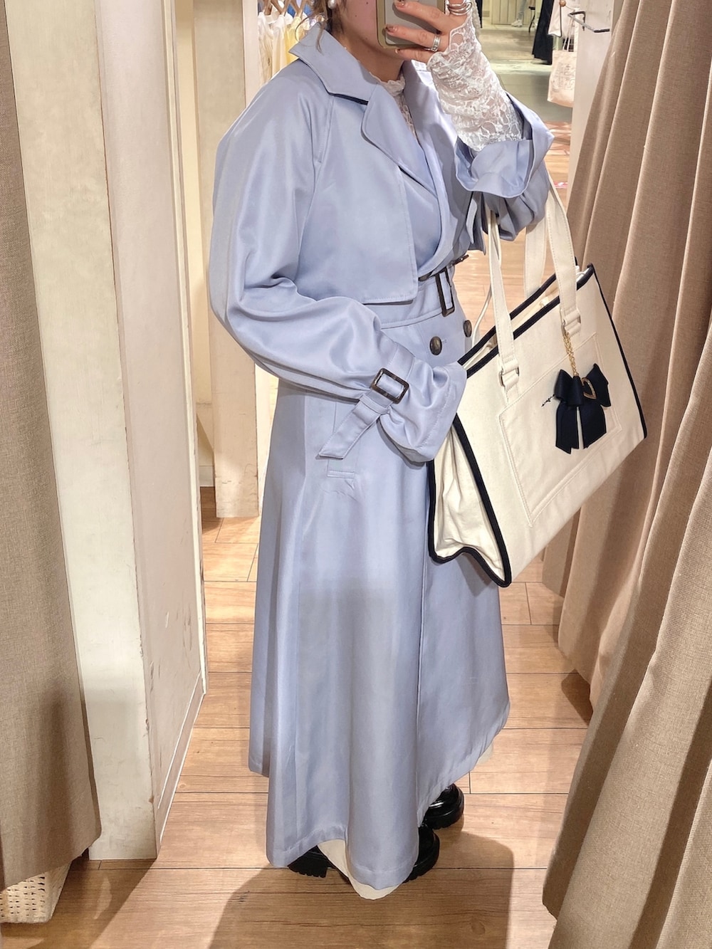 「OLIVE des OLIVE、オリーブ デ オリーブ(OLIVE des OLIVE)、春コーデ、サックスブルー、トレンチコート、トレンチ、マルチウェイ、ロングコート、春アウター、トートバッグ、淡色コーデ、きれいめカジュアル、春色、低身長、低身長コーデ」|「OLIVE des OLIVEのマルチWAYトレンチコート(トレンチコート、ブルー系)」を使った、ol_izmm_さん(レディース・153cm)の冬コーディネートの3枚目の写真