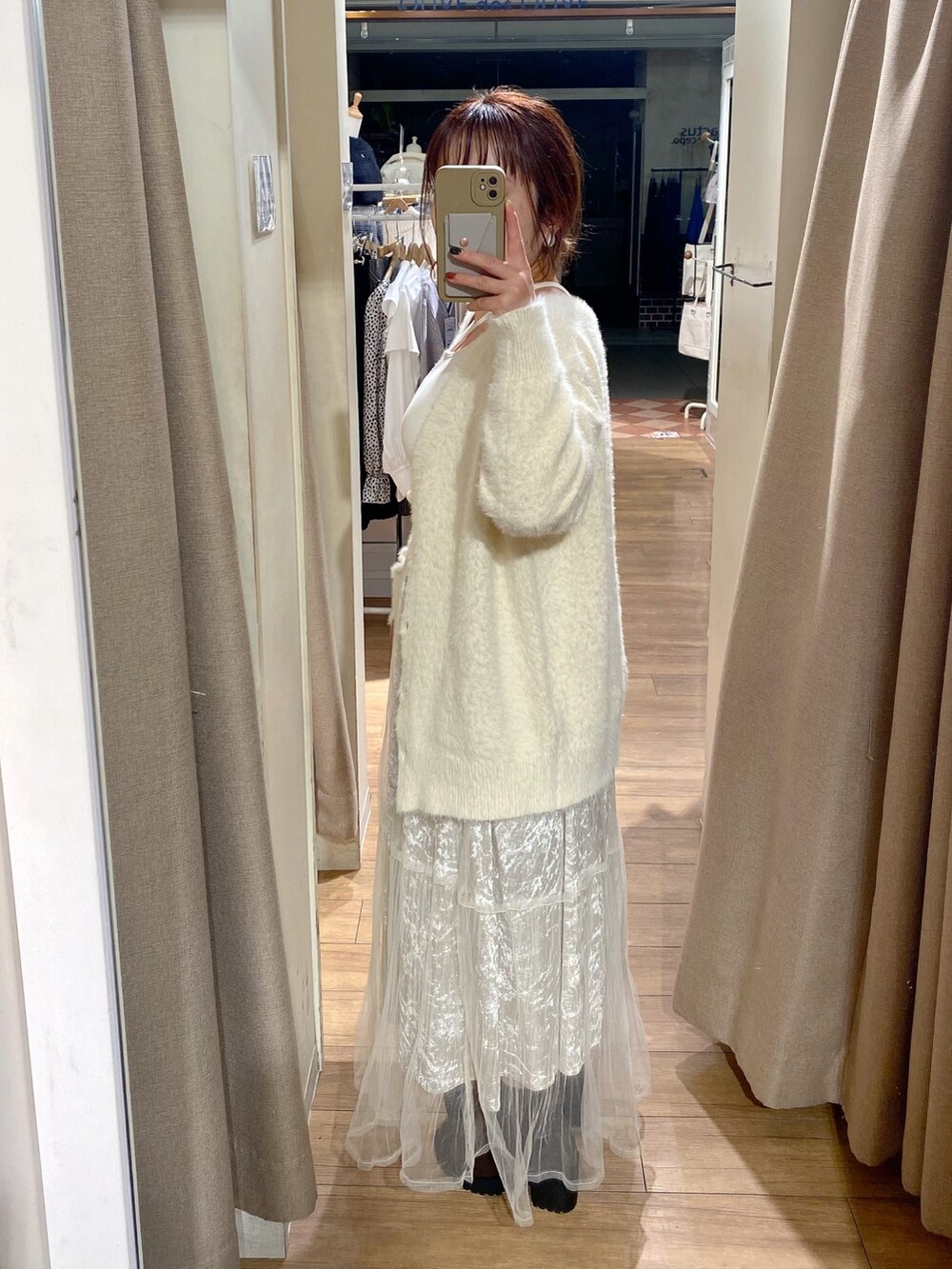 ホワイト系のカーディガン/ボレロ、ホワイト系のTシャツ/カットソー、ホワイト系のスカートを着用したレディースの秋コーディネートの2枚目の写真