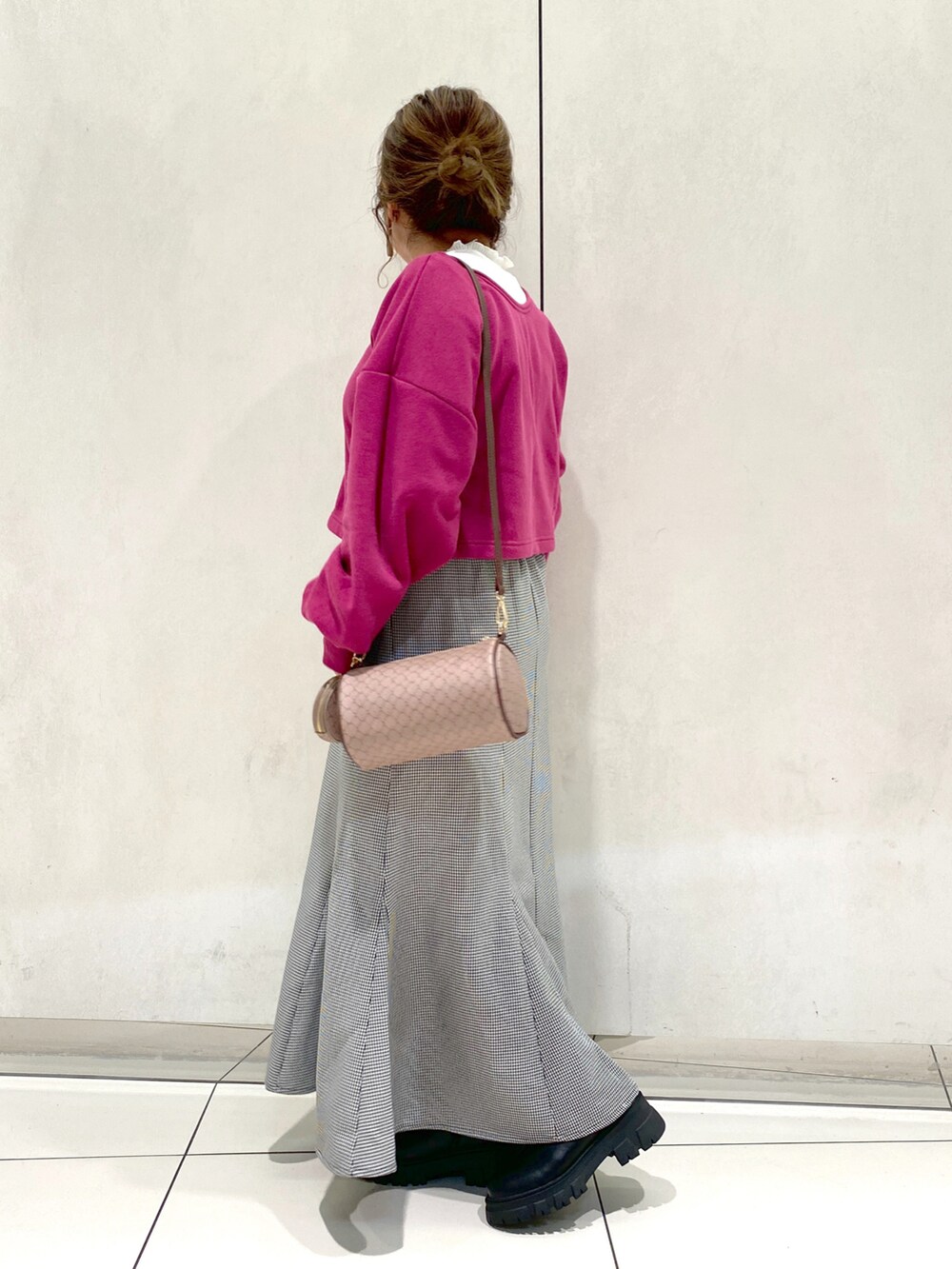 パープル系のカーディガン/ボレロ、ベージュ系のショルダーバッグ、ブラック系のスカートを着用したレディースの冬コーディネートの2枚目の写真