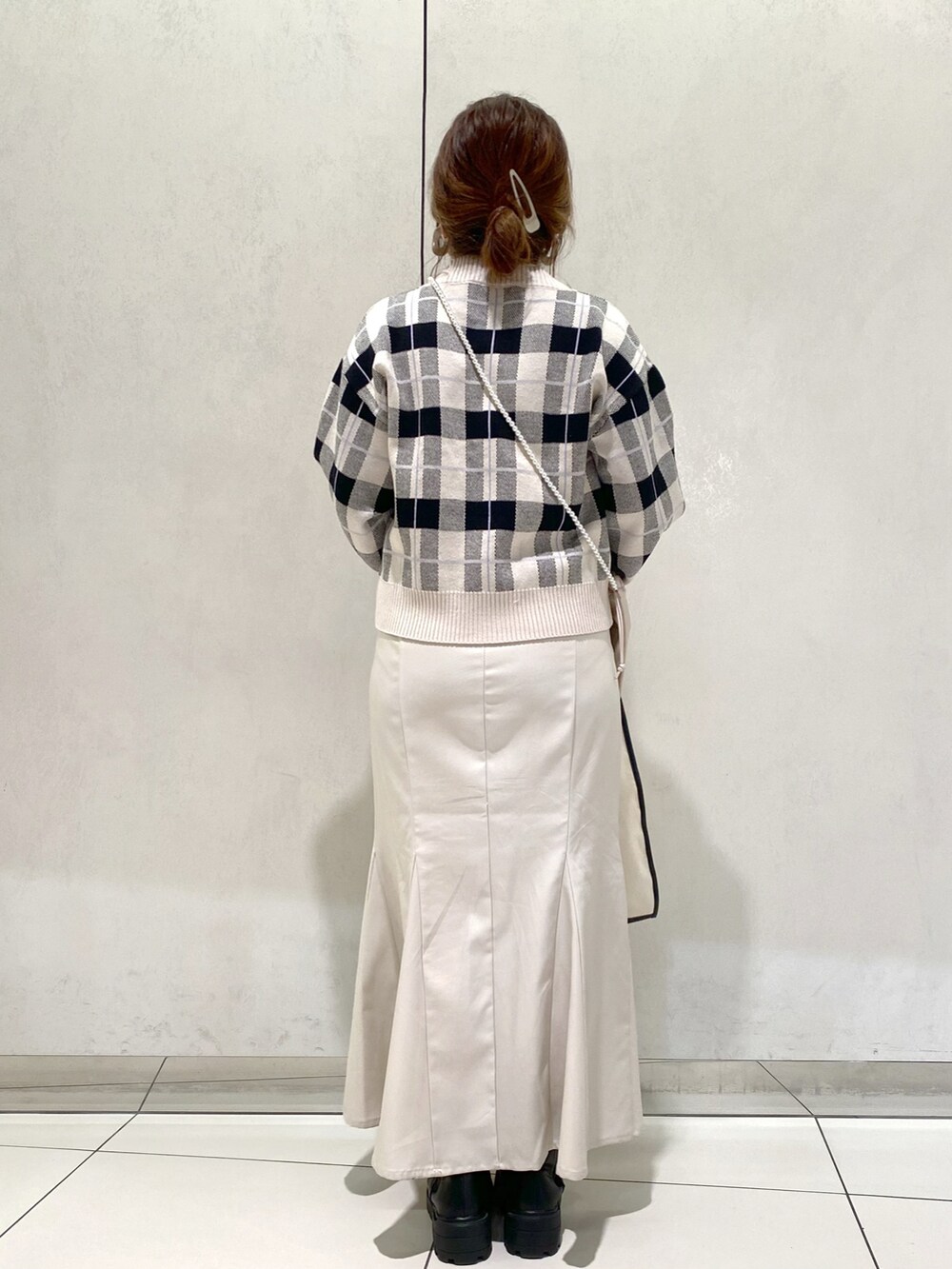 ホワイト系のカーディガン/ボレロ、ホワイト系のTシャツ/カットソー、ホワイト系のトートバッグを着用したレディースの春コーディネートの3枚目の写真