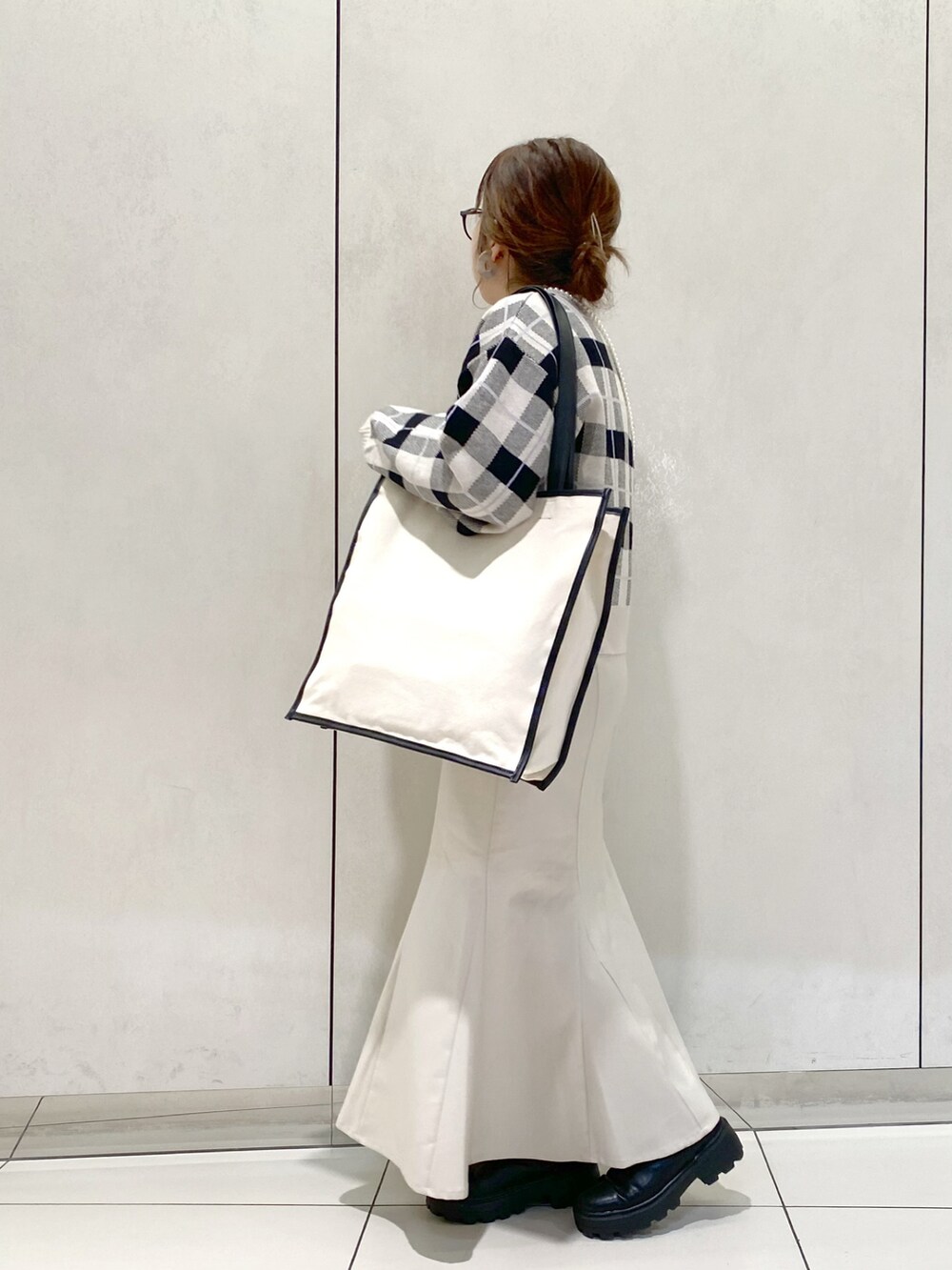 ホワイト系のカーディガン/ボレロ、ホワイト系のTシャツ/カットソー、ホワイト系のトートバッグを着用したレディースの春コーディネートの2枚目の写真