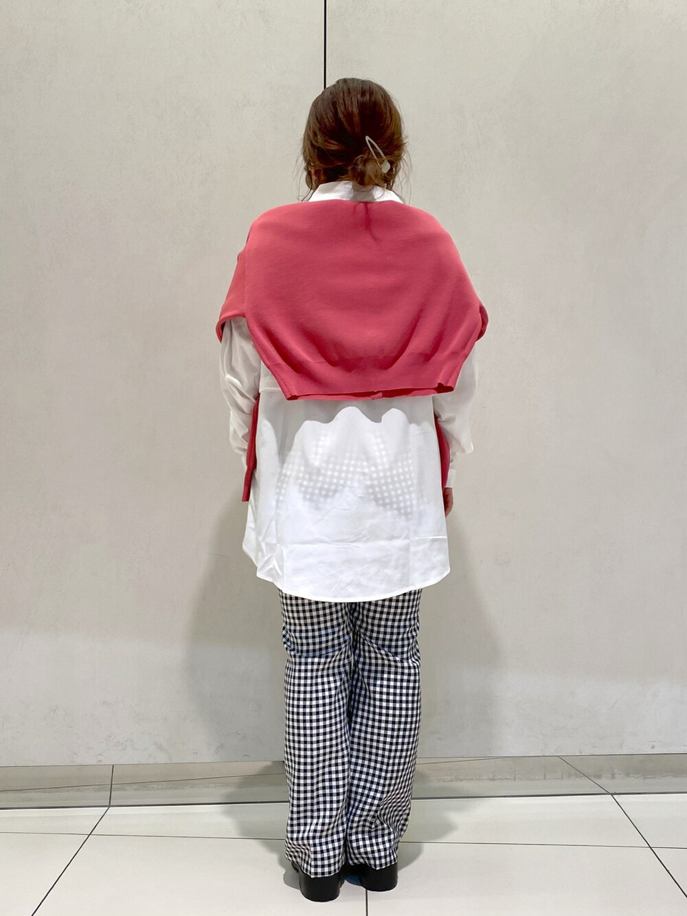 ホワイト系のシャツ/ブラウス、ピンク系のカーディガン/ボレロ、ホワイト系のスラックスを着用したレディースの春コーディネートの3枚目の写真