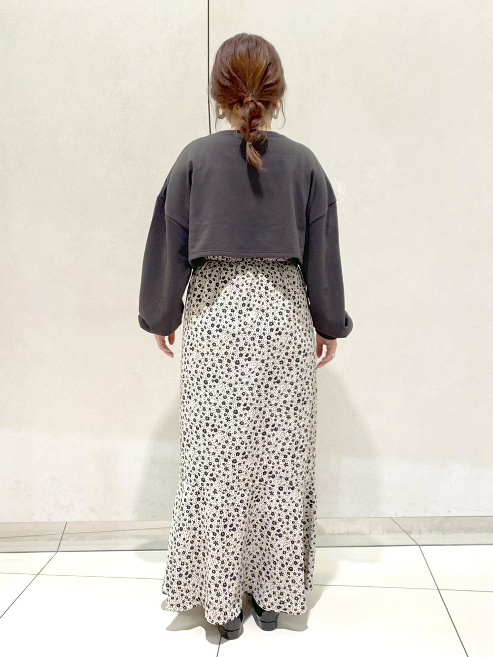 ホワイト系のワンピース、ホワイト系のトートバッグ、ブラック系のバレエシューズを着用したレディースの春コーディネートの3枚目の写真