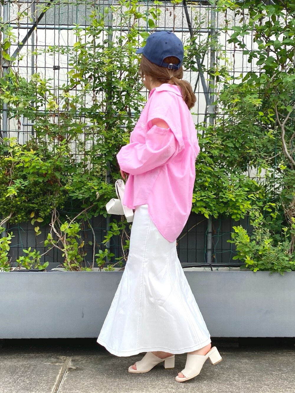 ホワイト系のショルダーバッグ、ホワイト系のスカート、ホワイト系のサンダルを着用したレディースの夏コーディネートの2枚目の写真