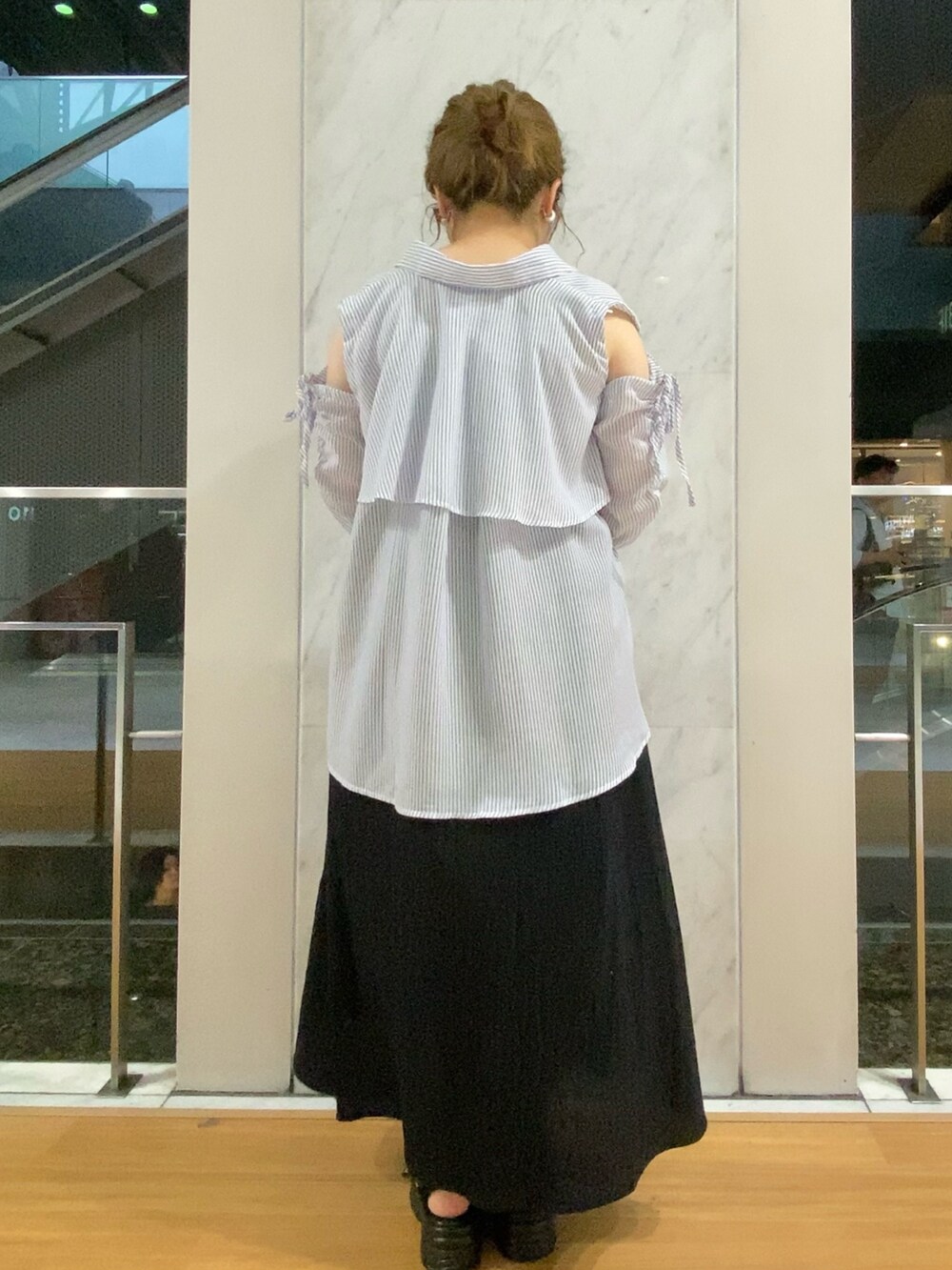 ブラック系のワンピース、ブラック系のサンダル、ブラック系のショルダーバッグを着用したレディースの夏コーディネートの3枚目の写真