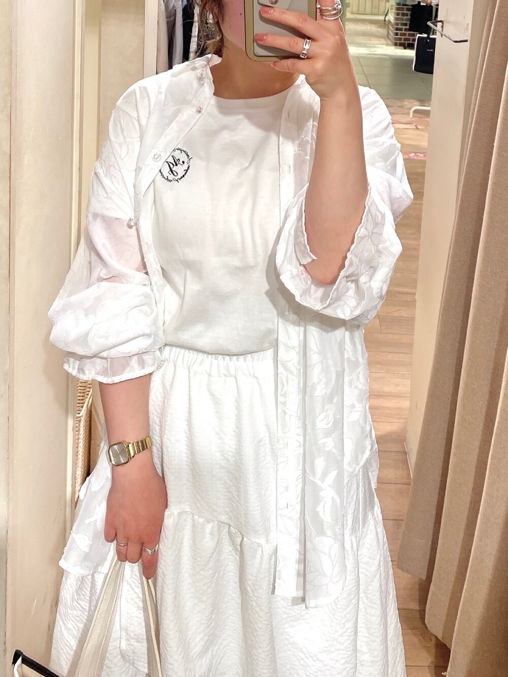 ホワイト系のシャツ/ブラウス、ホワイト系のTシャツ/カットソー、ブラック系のトートバッグを着用したレディースの春コーディネートの2枚目の写真