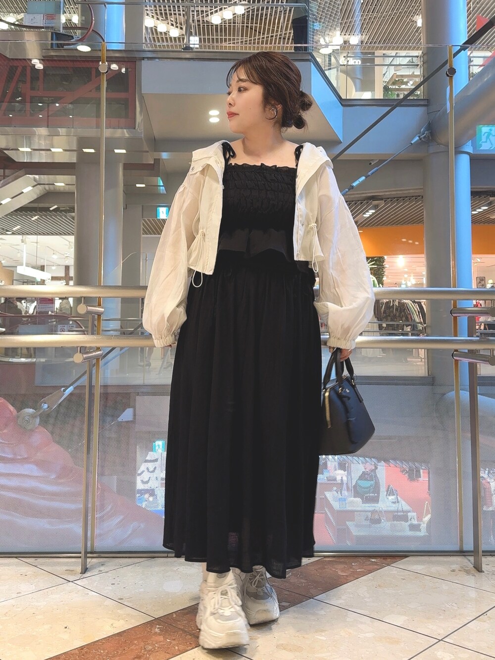 ホワイト系のジャケット/アウター、ブラック系のシャツ/ブラウス、ブラック系のスカートを着用したレディースの春コーディネートの2枚目の写真