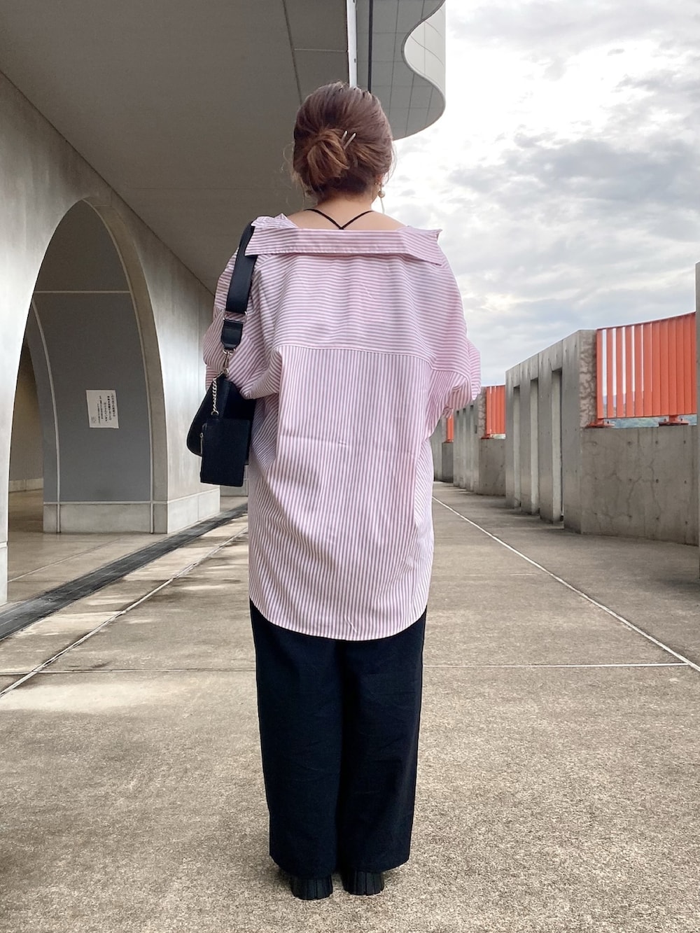 ピンク系のシャツ/ブラウス、ブラック系のサロペット/オーバーオール、ブラック系のサンダルを着用したレディースの夏コーディネートの3枚目の写真