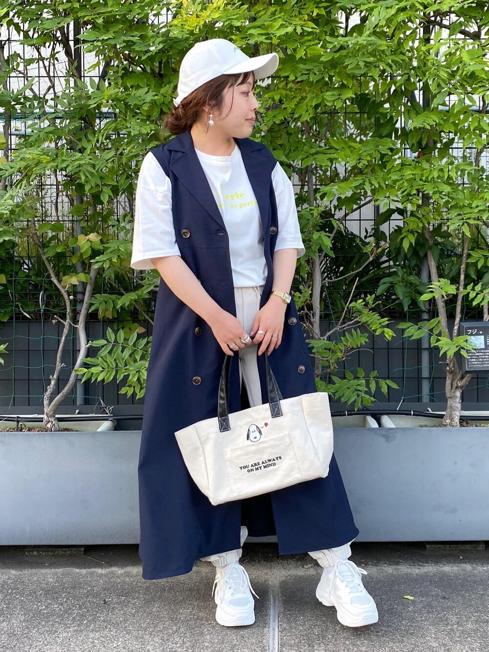 ブルー系のワンピース、ホワイト系のトートバッグ、ホワイト系のスニーカーを着用したレディースの春コーディネートの4枚目の写真