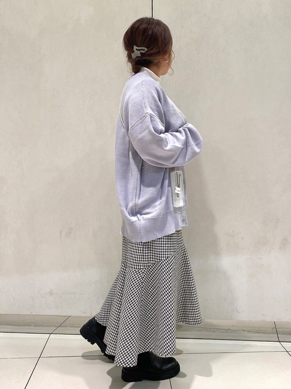 ブルー系のカーディガン/ボレロ、ホワイト系のTシャツ/カットソー、ブラック系のスカートを着用したレディースの冬コーディネートの2枚目の写真