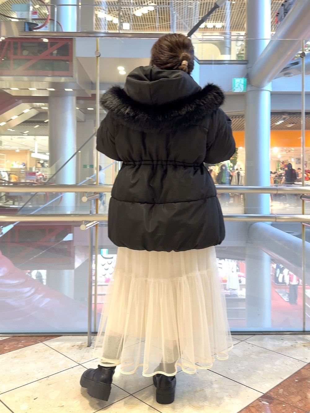 ブラック系のダウンジャケット/コート、ホワイト系のニット/セーター、ホワイト系のスカートを着用したレディースの冬コーディネートの3枚目の写真