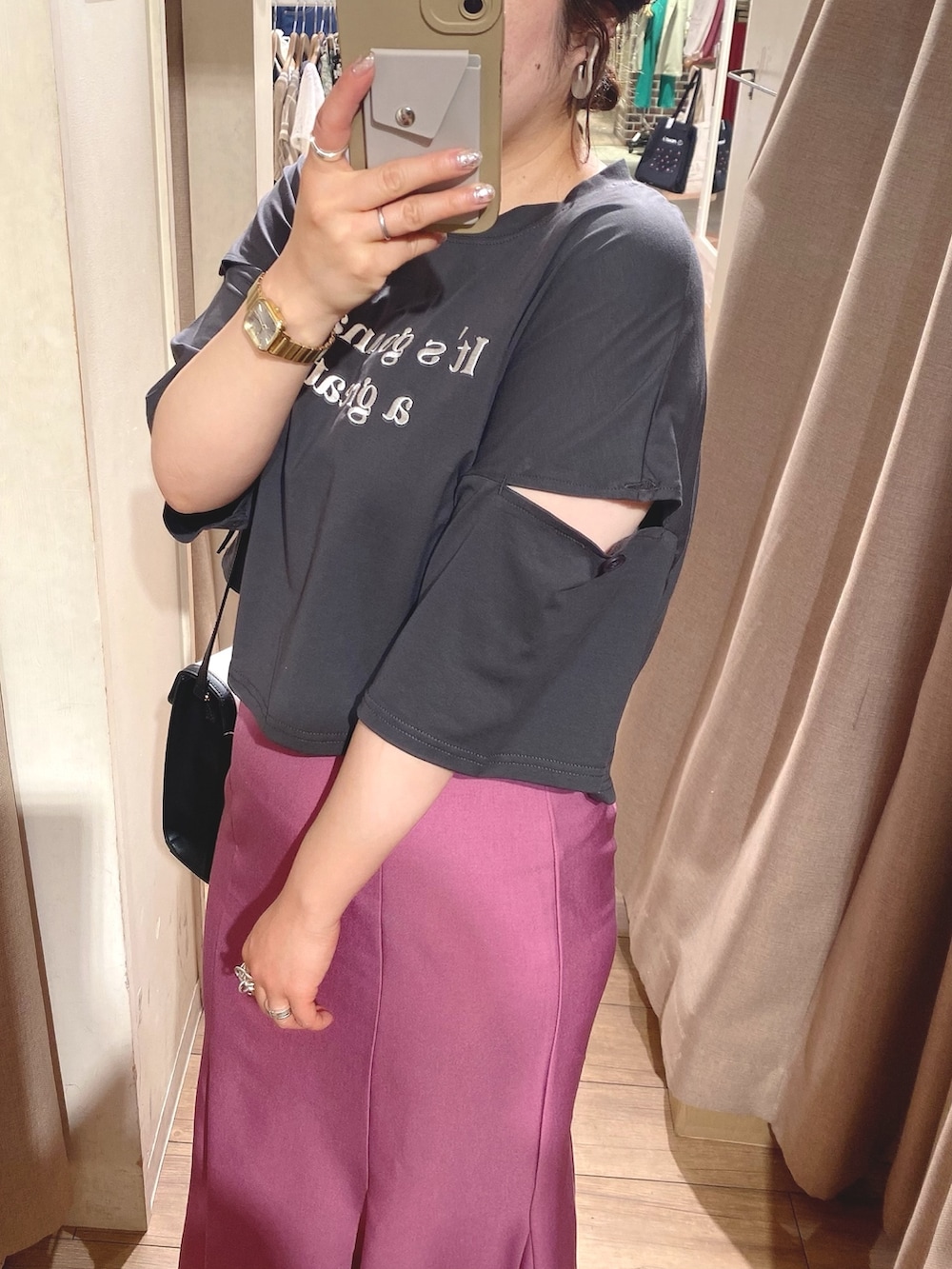 「OLIVE des OLIVE、オリーブ デ オリーブ(OLIVE des OLIVE)、春夏コーデ、マーメイドスカート、ロングスカート、スポサン、Tシャツ、ショルダーバッグ、カラー×コーデ、オトナカジュアル、ショート丈トップス、肌見せ、低身長、低身長コーデ、プチプラ」｜「OLIVE des OLIVEのロングマーメイドスカート（スカート、ピンク系）」を使った、ol_izmm_さん（レディース・153cm）の春コーディネートの2枚目の写真