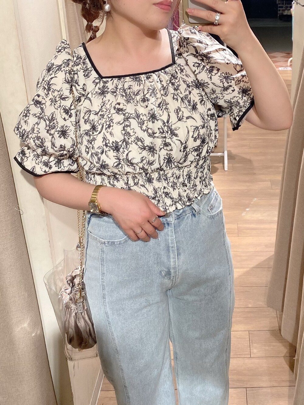 ホワイト系のシャツ/ブラウス、ブルー系のデニムパンツ、ブラック系のサンダルを着用したレディースの夏コーディネートの3枚目の写真