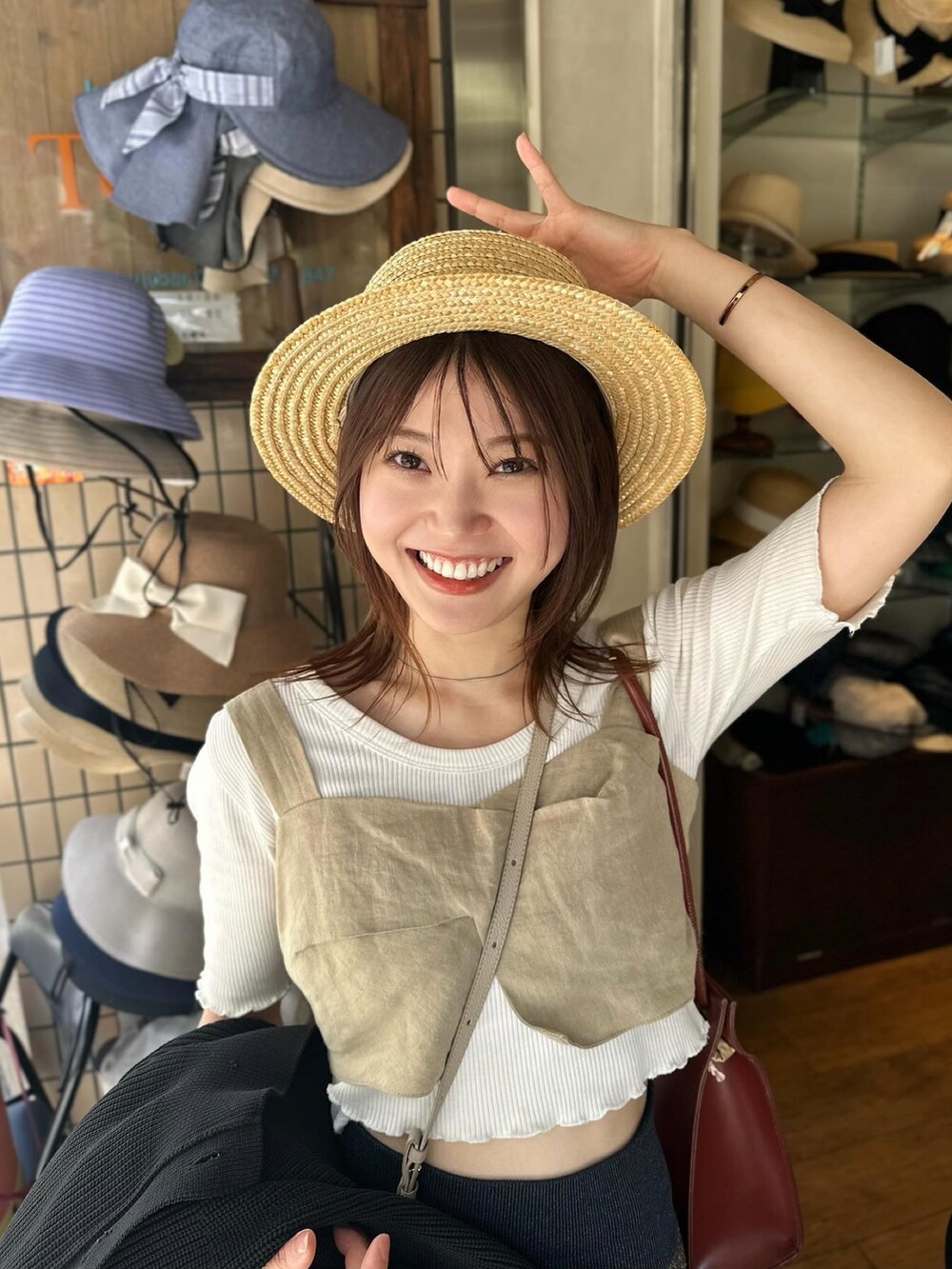 ホワイト系のTシャツ/カットソー、ベージュ系のその他トップス、ブルー系のスカートを着用したレディースの夏コーディネートの2枚目の写真