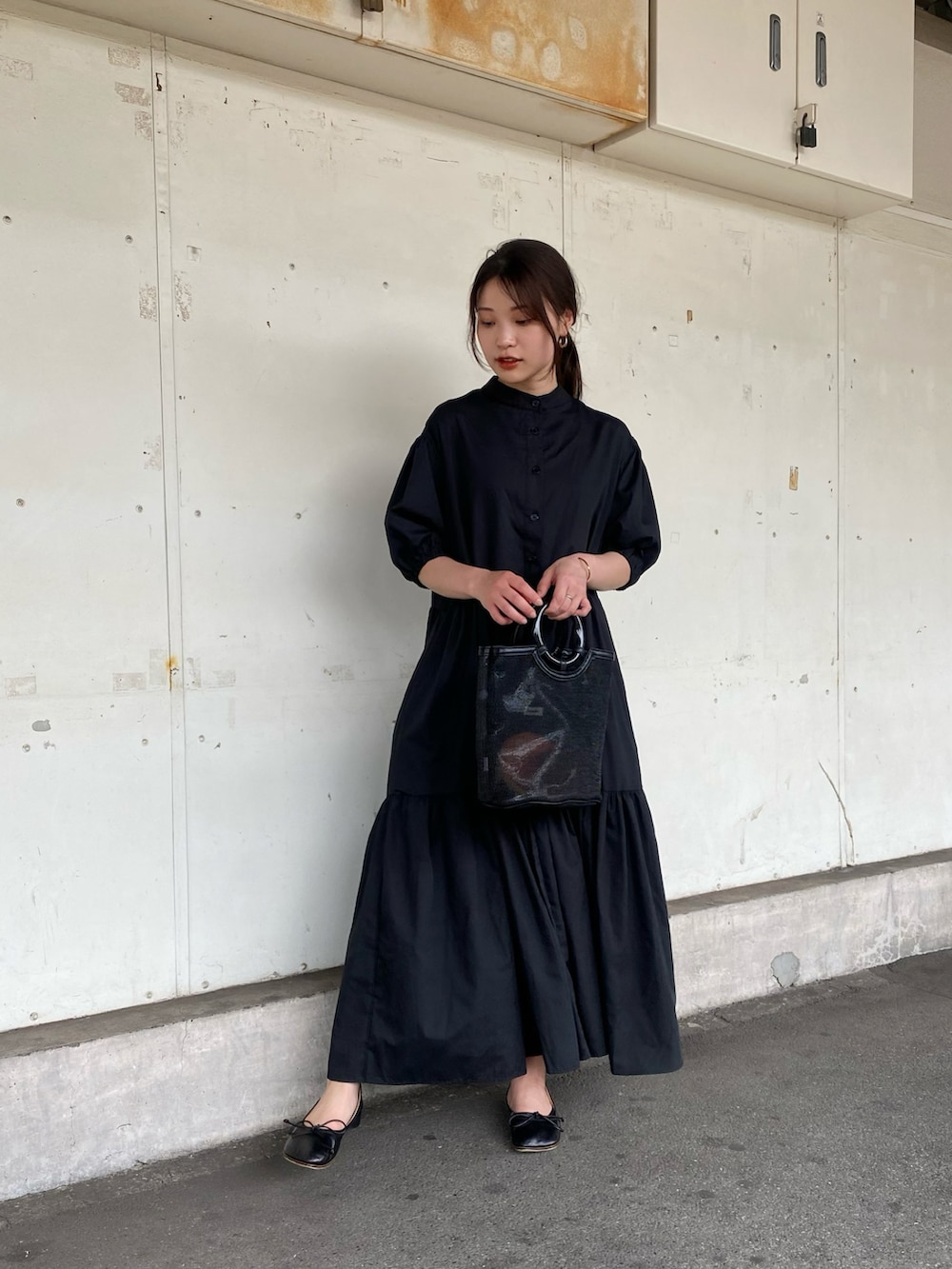 ブラック系のワンピース、ブラック系のバレエシューズを着用したレディースの春コーディネートの5枚目の写真