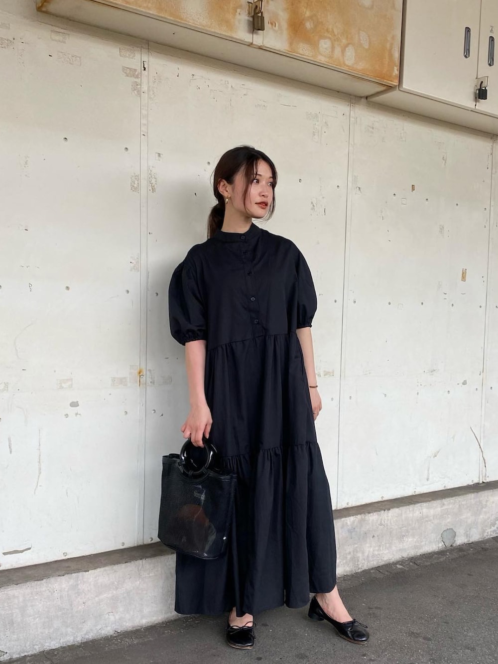 ブラック系のワンピース、ブラック系のバレエシューズを着用したレディースの春コーディネートの4枚目の写真