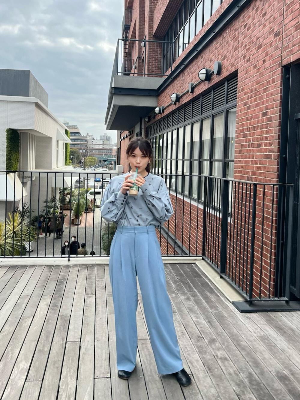 ブルー系のシャツ/ブラウス、ブルー系のその他パンツ、ブラック系のブーツを着用したレディースの春コーディネートの2枚目の写真