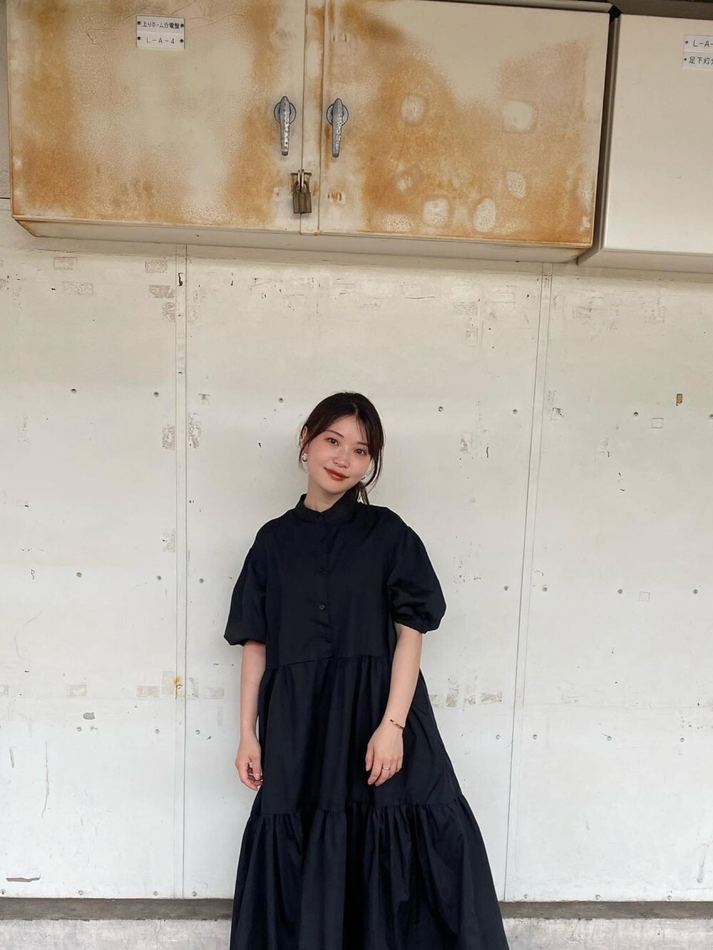 ブラック系のワンピース、ブラック系のバレエシューズを着用したレディースの春コーディネートの2枚目の写真