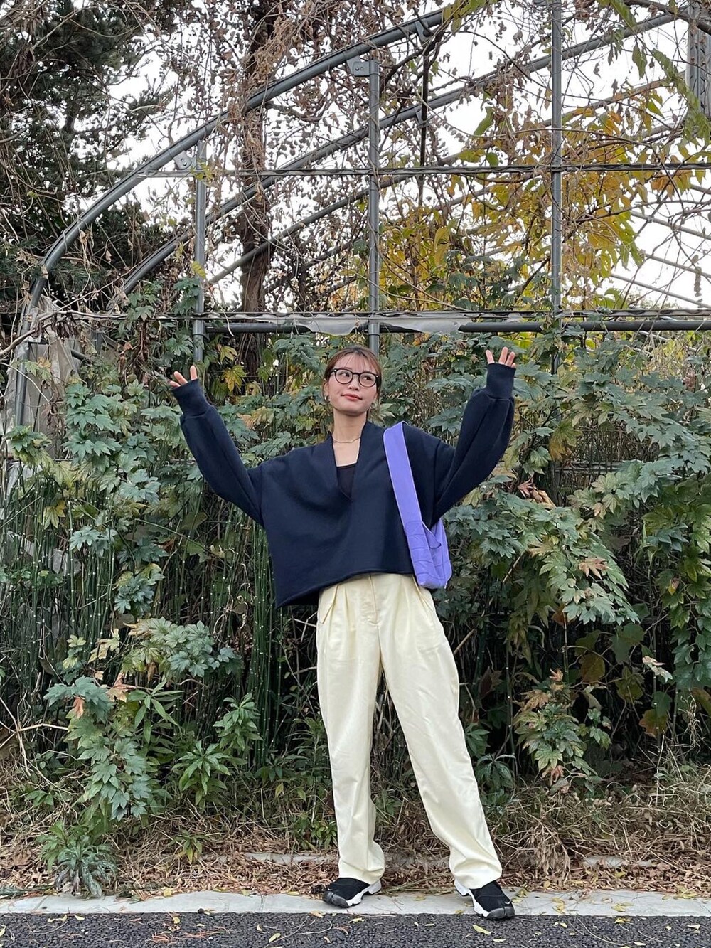 ブルー系のスウェット、イエロー系のパンツ、ブラック系のサンダルを着用したレディースの冬コーディネートの4枚目の写真