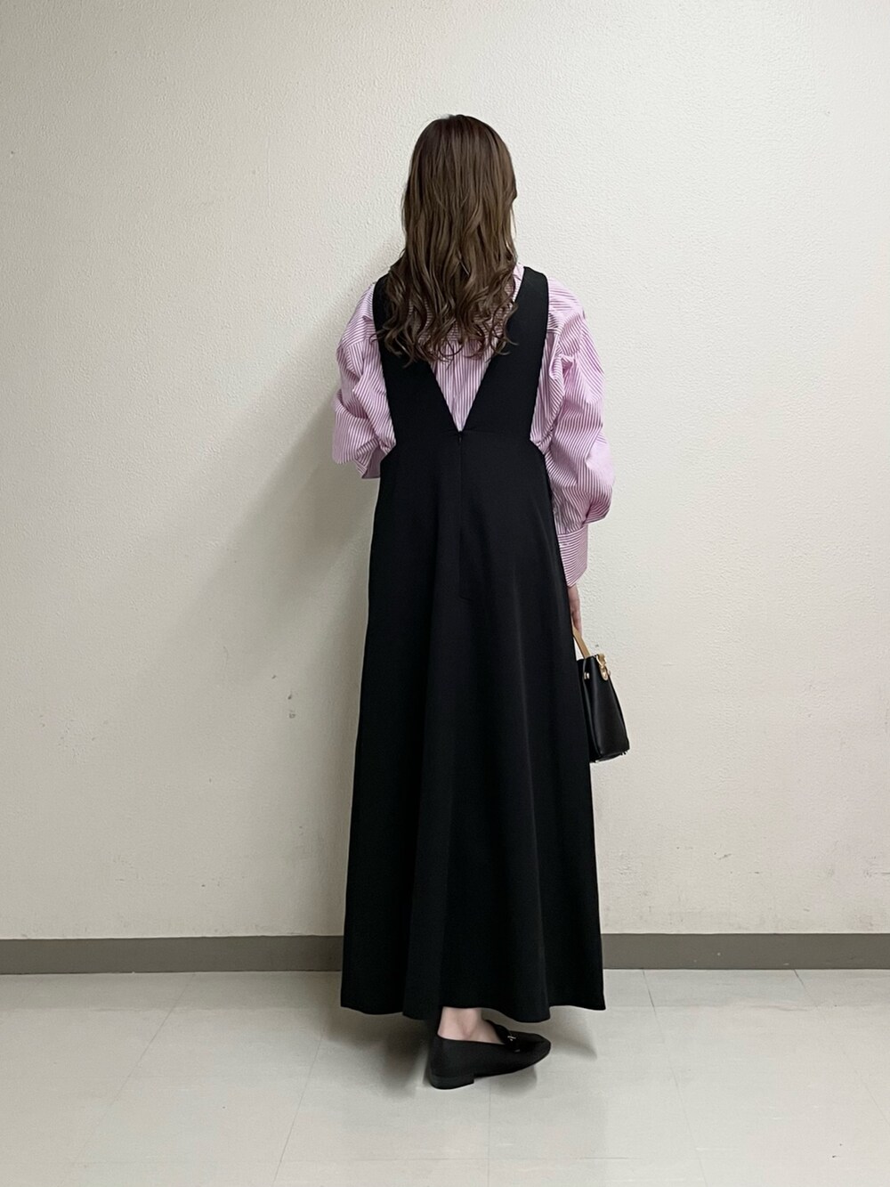「いまどきジャケット写真、休日スタイル、シンプル、リラックススタイル、きれいめカジュアル、休日コーデ、着回しコーデ、プチプラコーデ、いいね、save、フォローお願いします🤑、SENSEOFPLACE、高身長女子、高身長コーデ、シャツスタイル、ジャンスカ、おしゃれさんと繋がりたい」｜「SENSE OF PLACE by URBAN RESEARCHの『一部WEB限定カラー』カラーコクーンスリーブシャツ（シャツ/ブラウス、パープル系）」を使った、ayanaさん（レディース・166cm）の春コーディネートの4枚目の写真